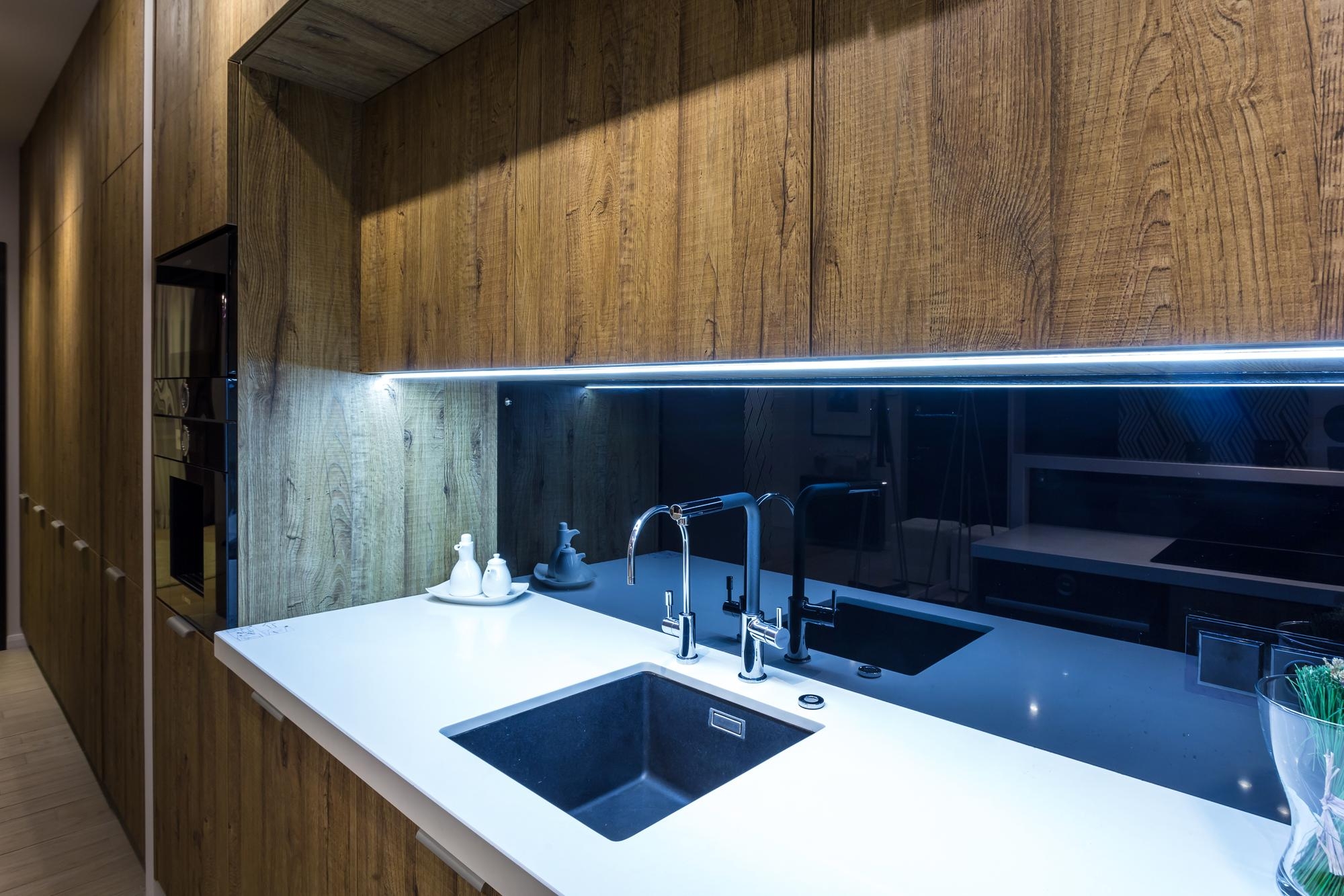 Стъклени панели за кухня: как да ги избереш според стил, светлина и работно пространство