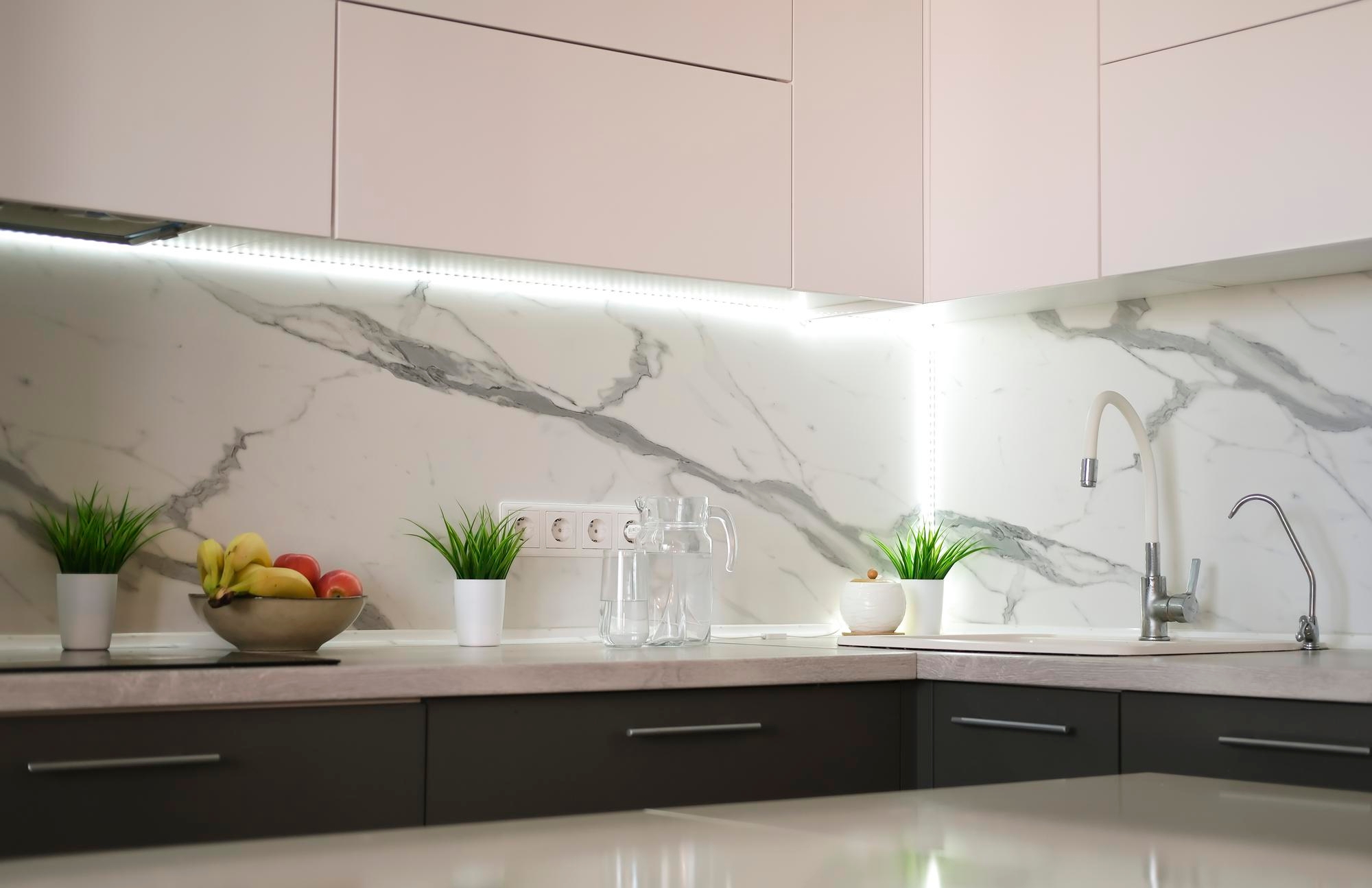 Стъклени панели за кухня: най-чести грешки при монтаж и как да ги избегнеш