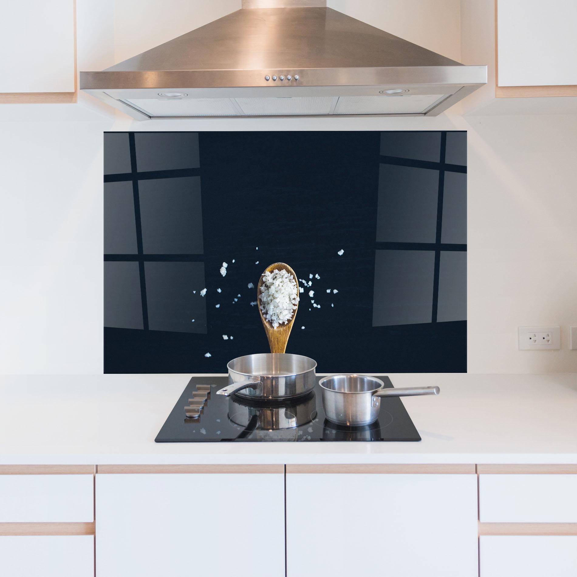 Стъклен панел за кухня Salt On Black mockup 5