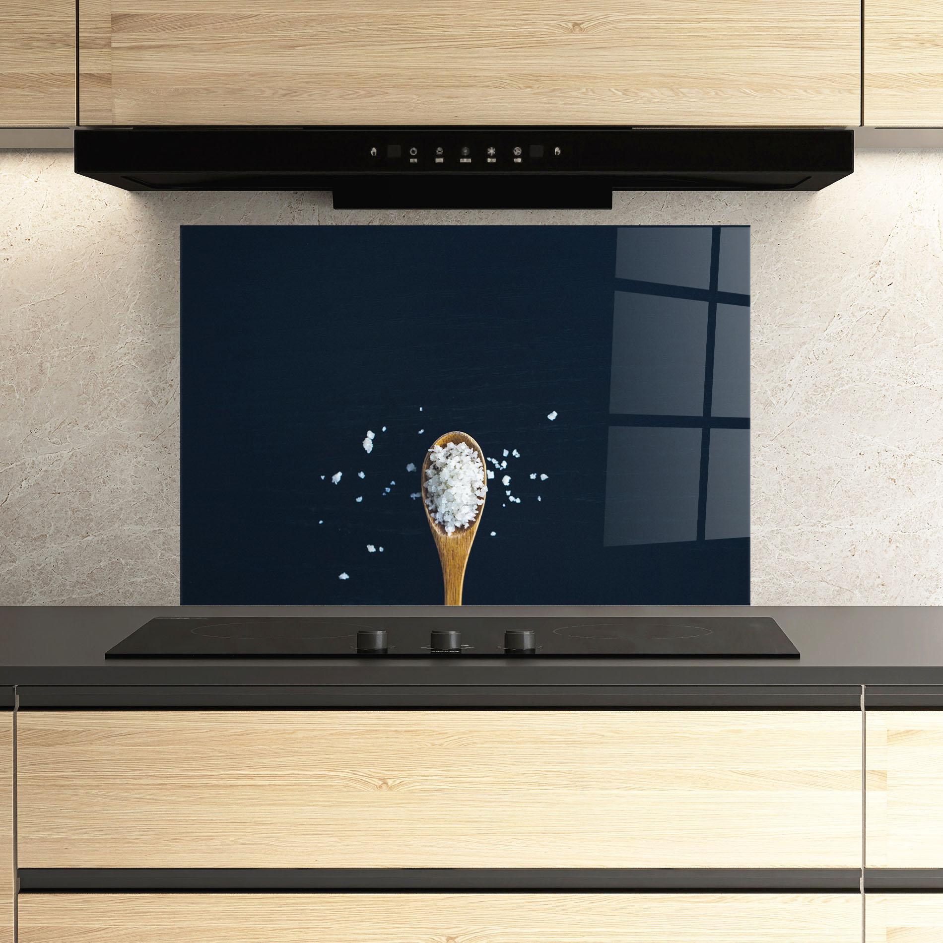 Стъклен панел за кухня Salt On Black mockup 3