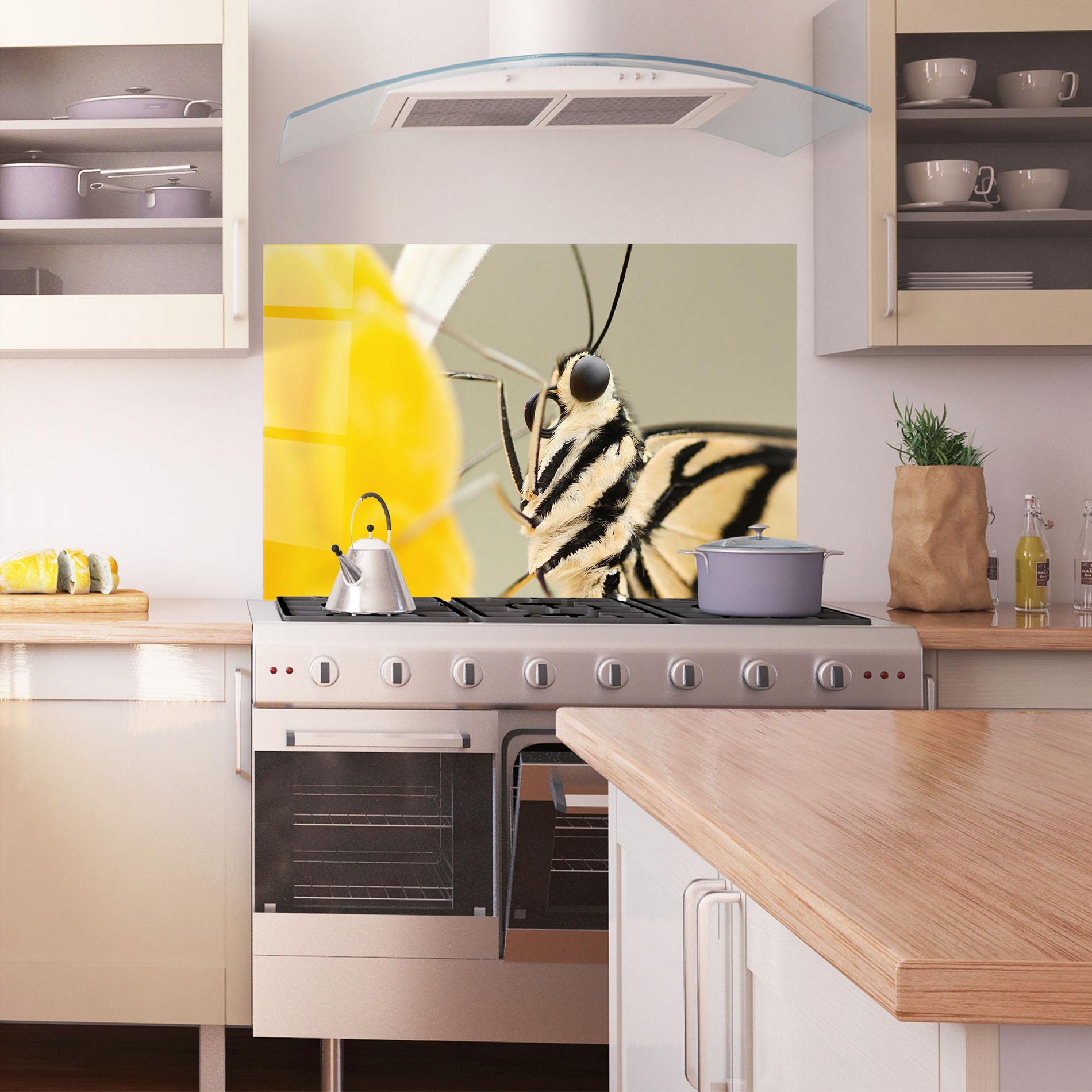 Стъклен панел за кухня Close Up Cream Butterfly mockup 1