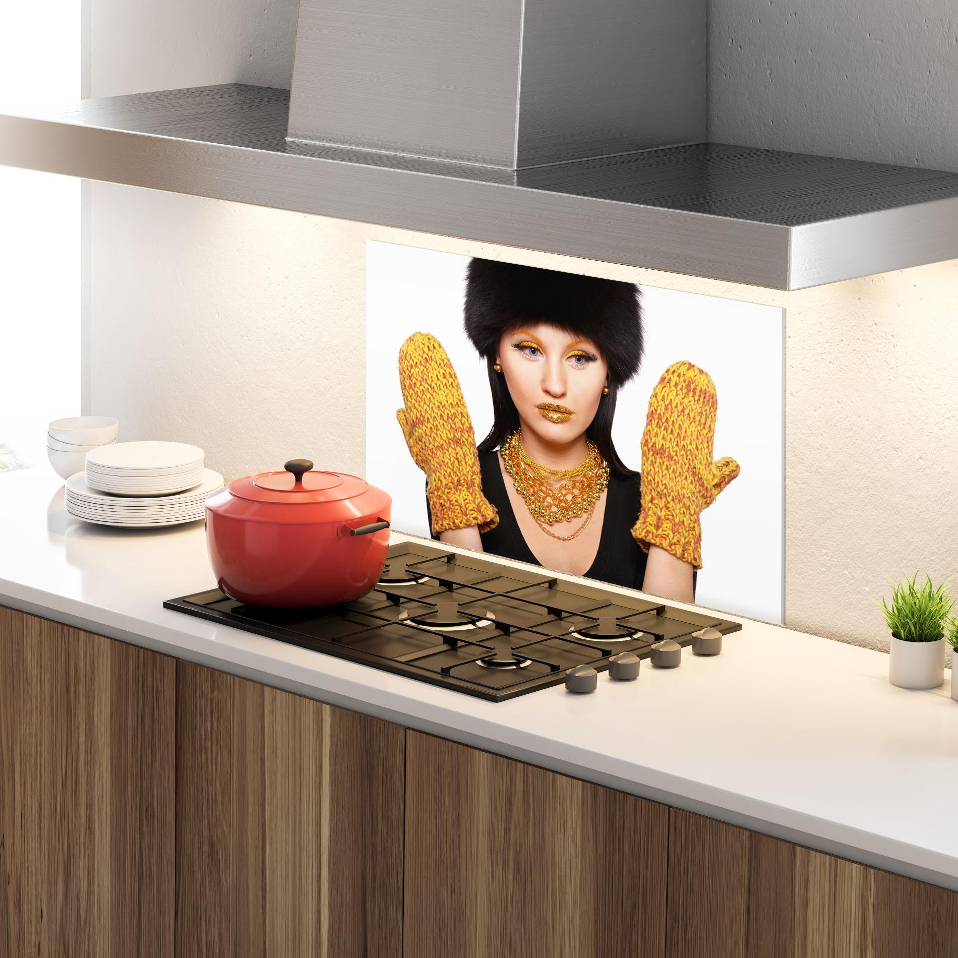 Стъклен панел за кухня Iteresting Gold Accessories mockup 4