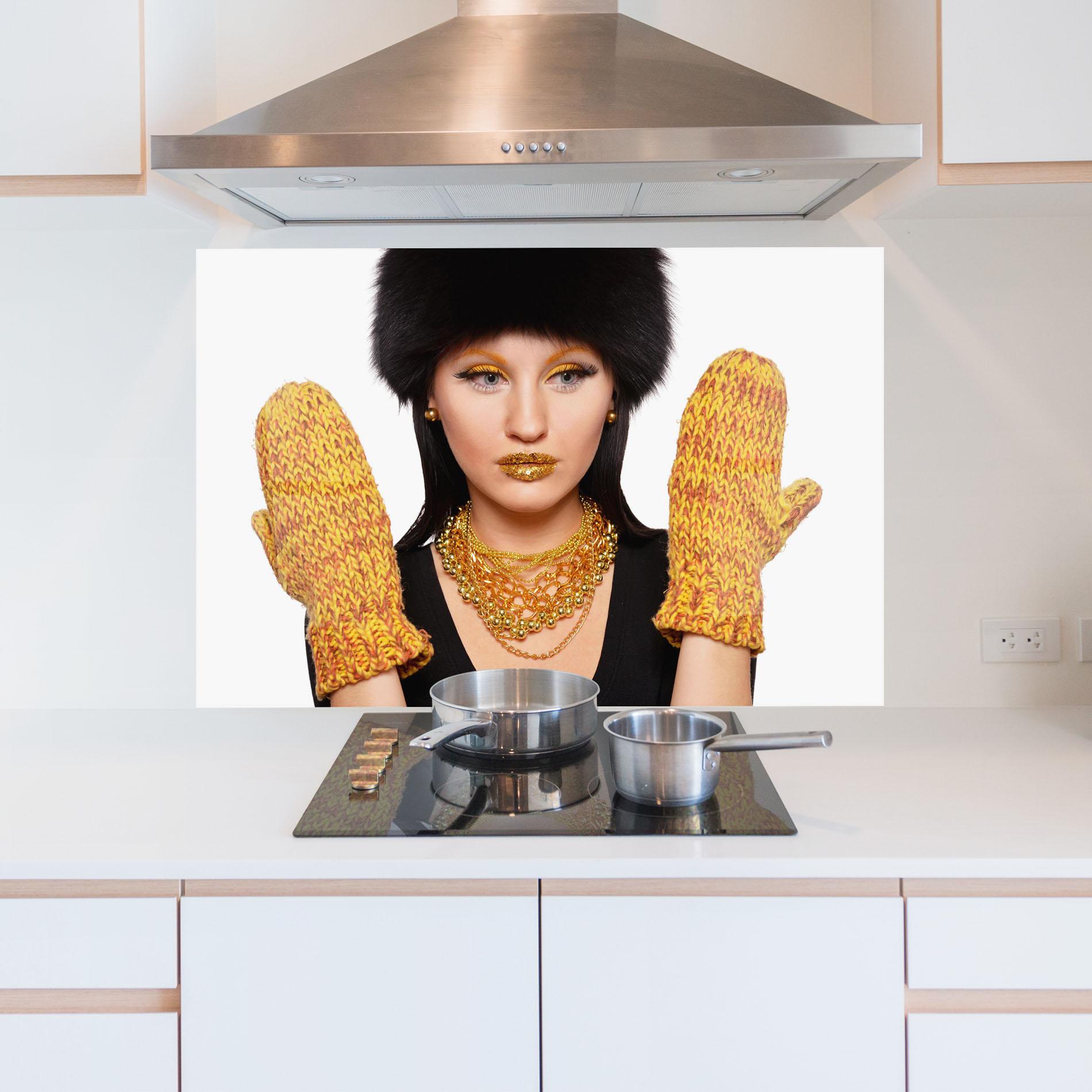Стъклен панел за кухня Iteresting Gold Accessories mockup 5