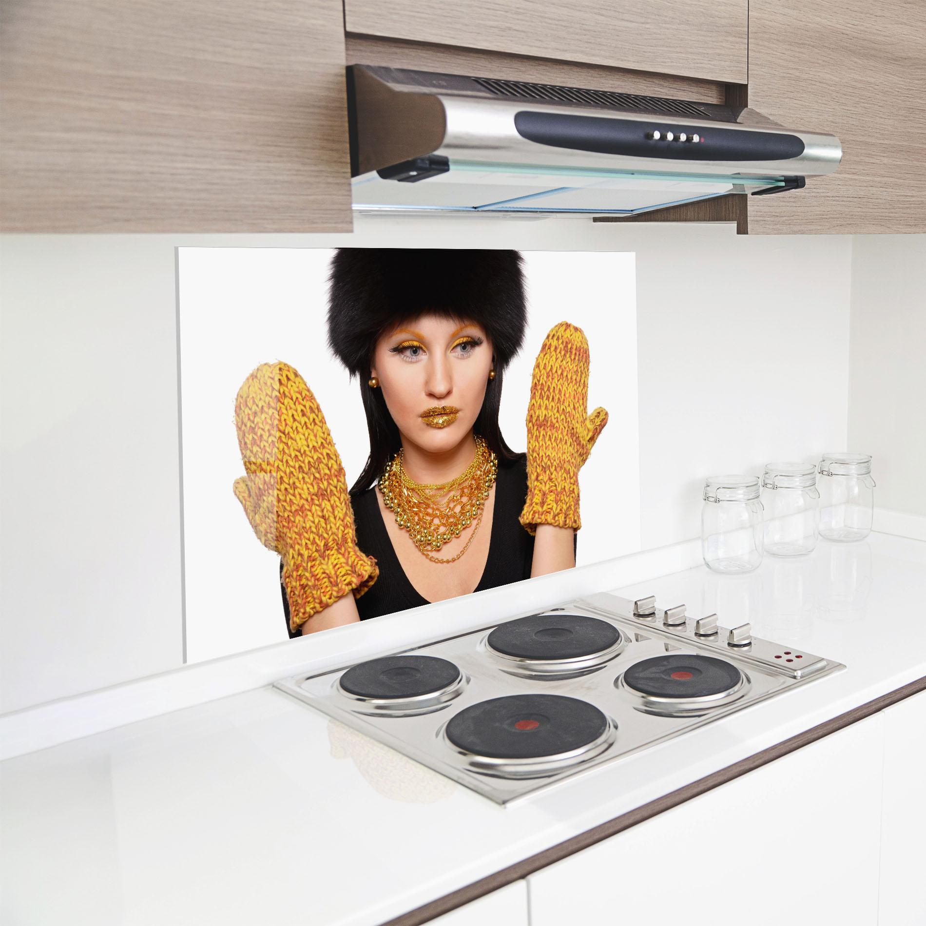 Стъклен панел за кухня Iteresting Gold Accessories mockup 8