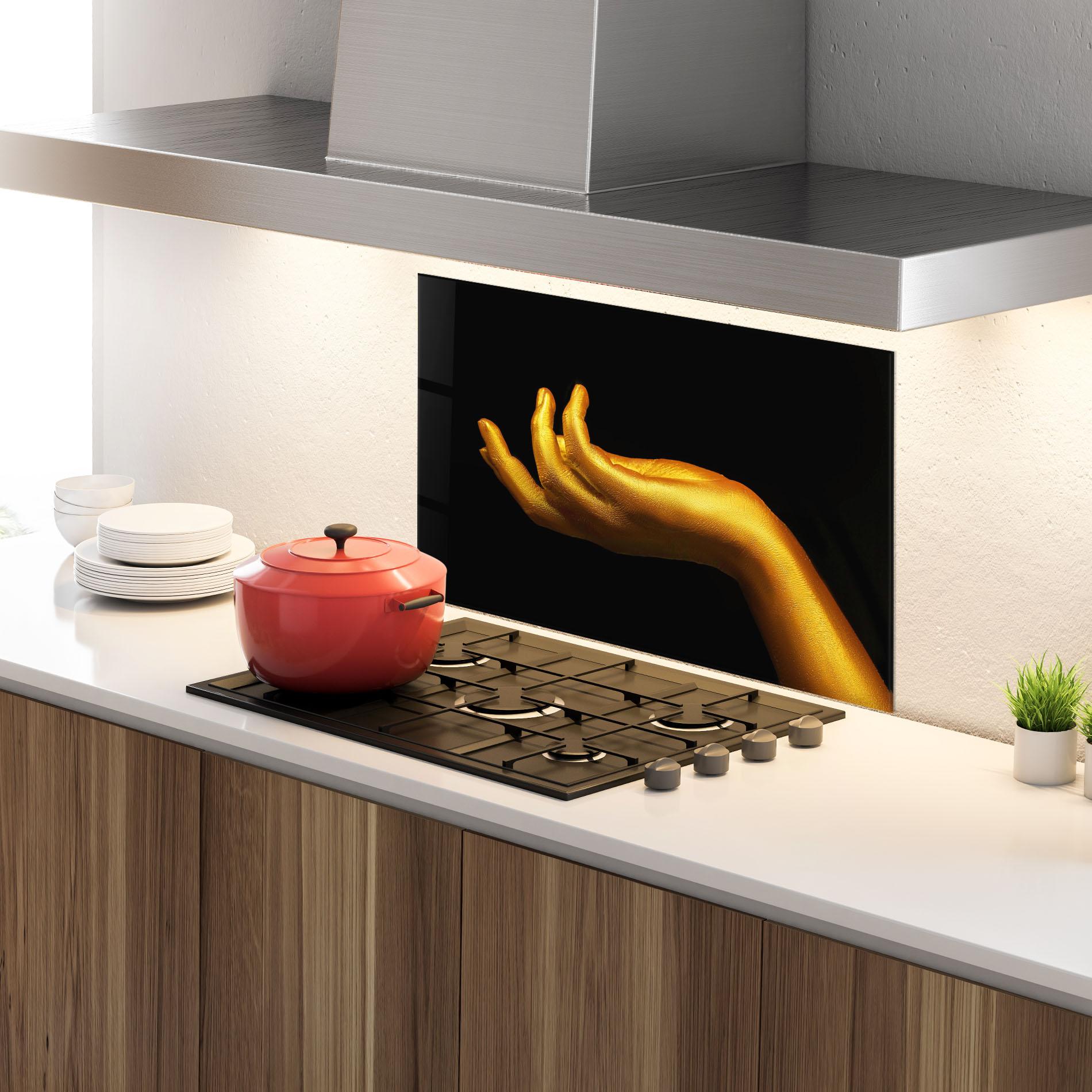 Стъклен панел за кухня Strong Gold Hand mockup 4