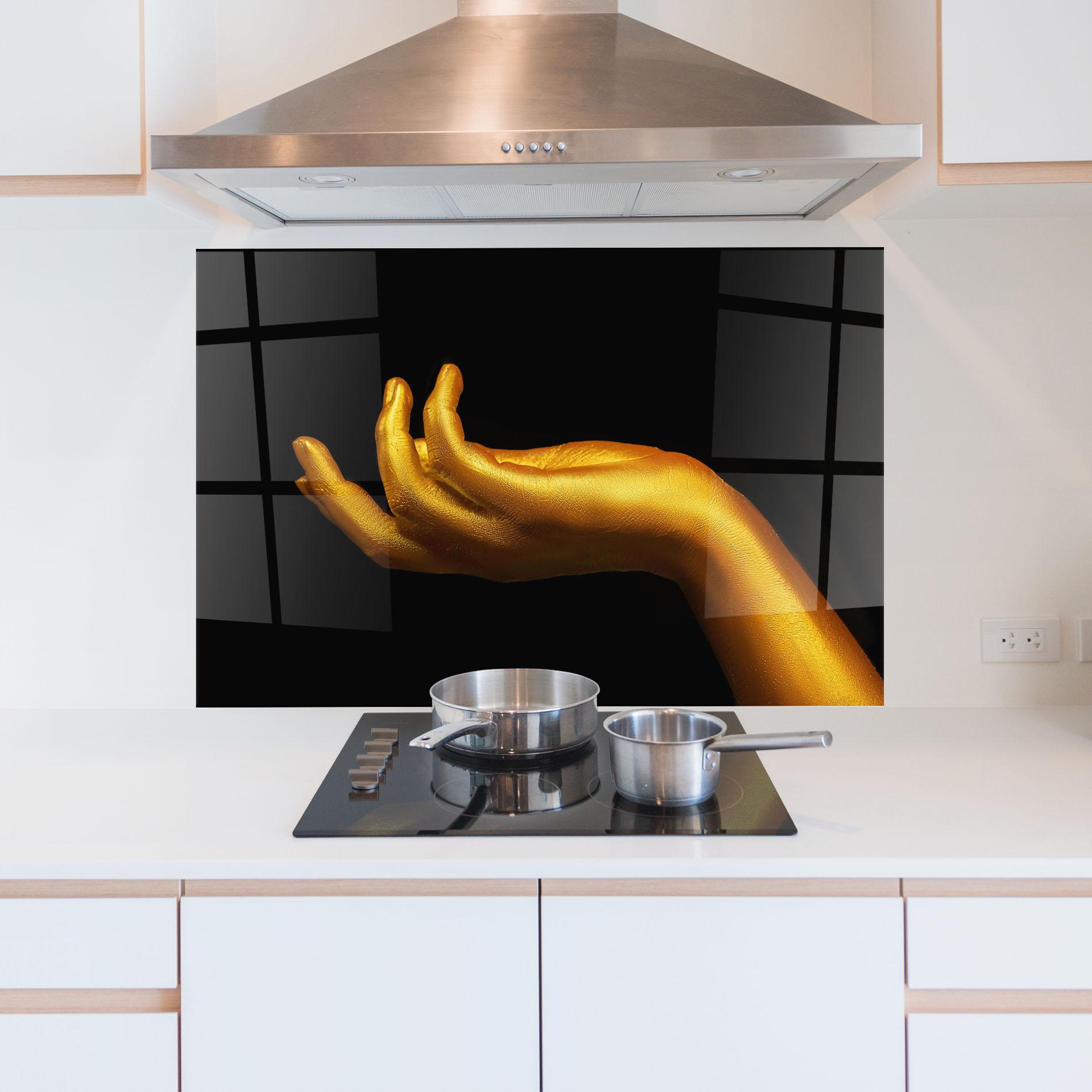 Стъклен панел за кухня Strong Gold Hand mockup 5