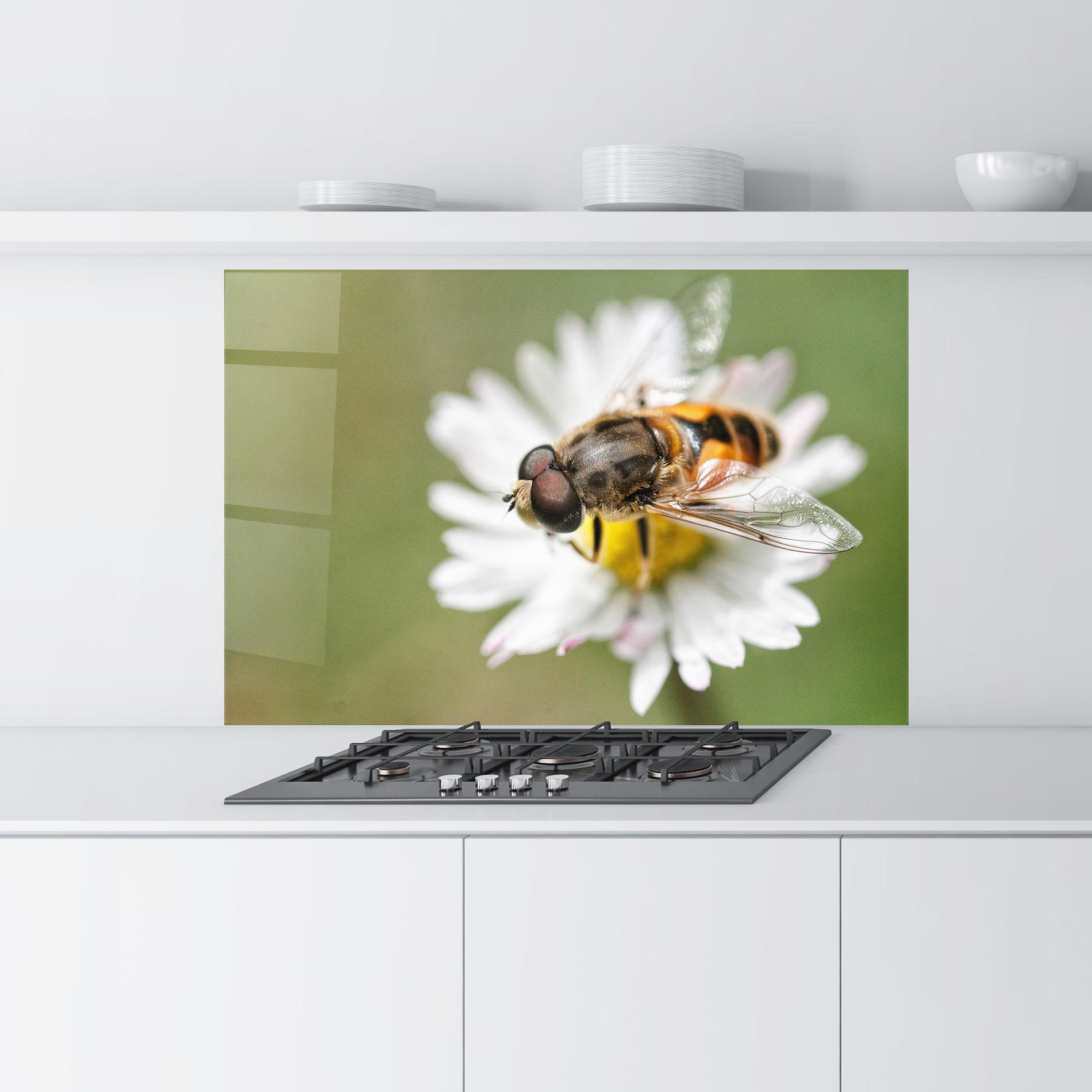 Стъклен панел за кухня Bee On Small Daisy mockup 9