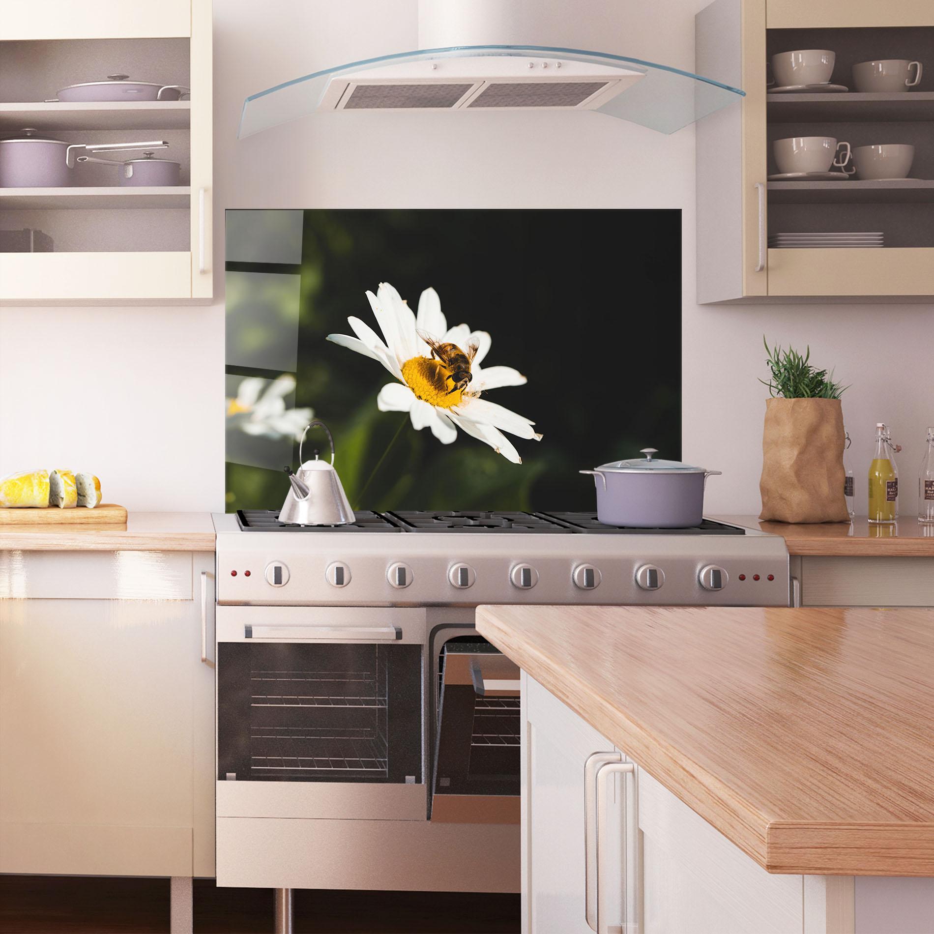 Стъклен панел за кухня Bee Flying On Daisy mockup 1