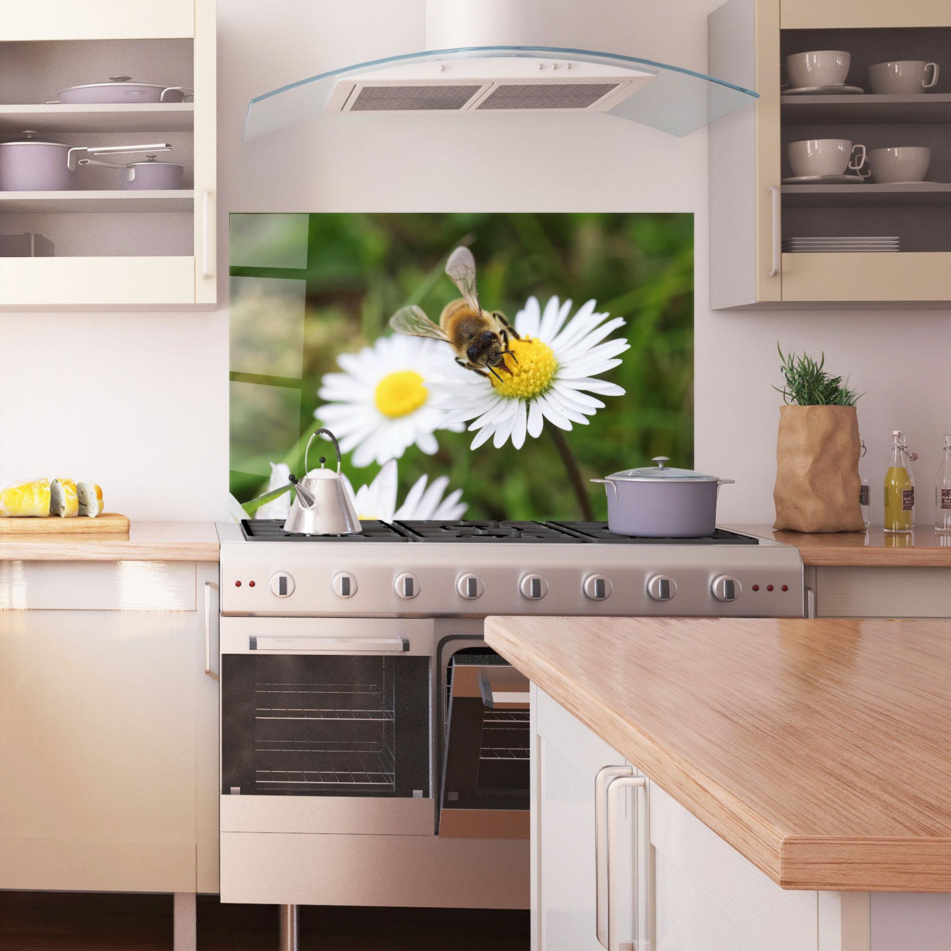 Стъклен панел за кухня Bee On Little Daisy mockup 1