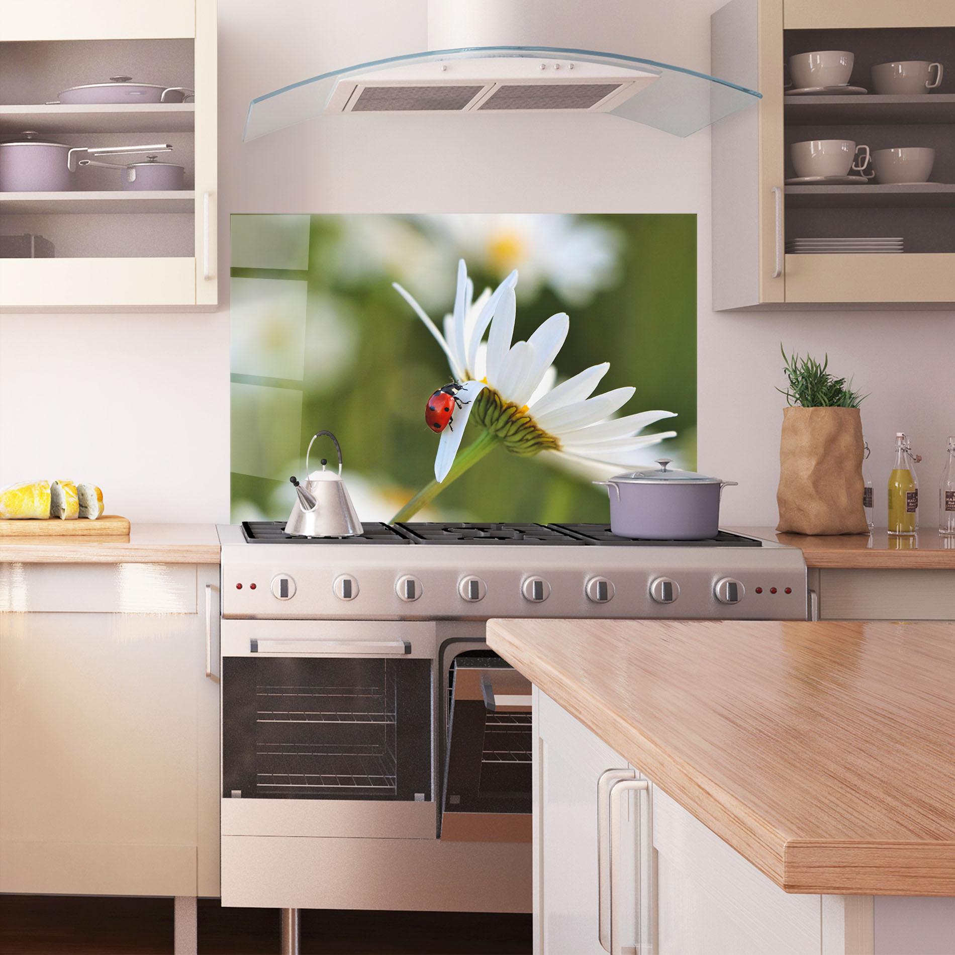 Стъклен панел за кухня Ladybug On Daisy Petal mockup 1