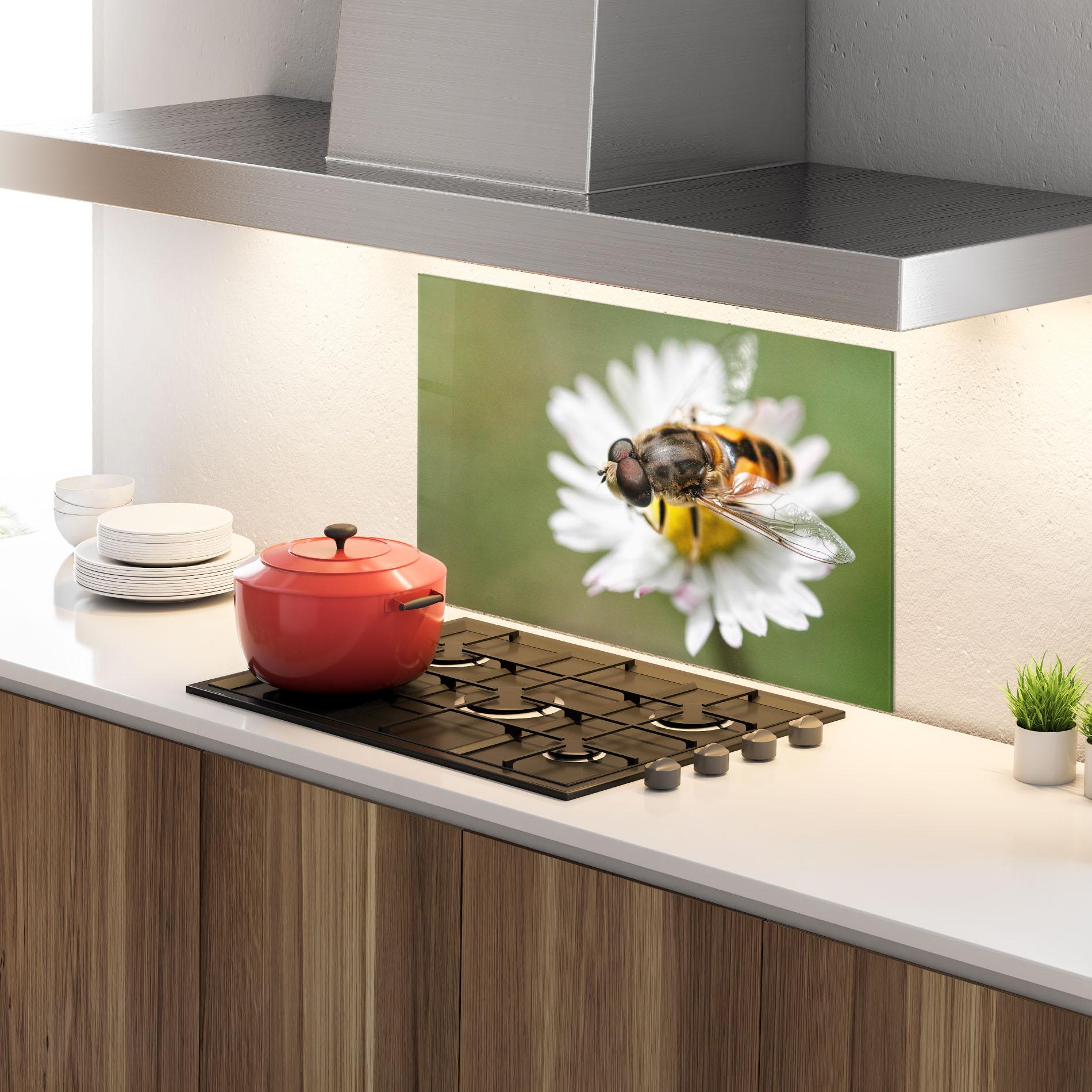 Стъклен панел за кухня Bee On Small Daisy mockup 4