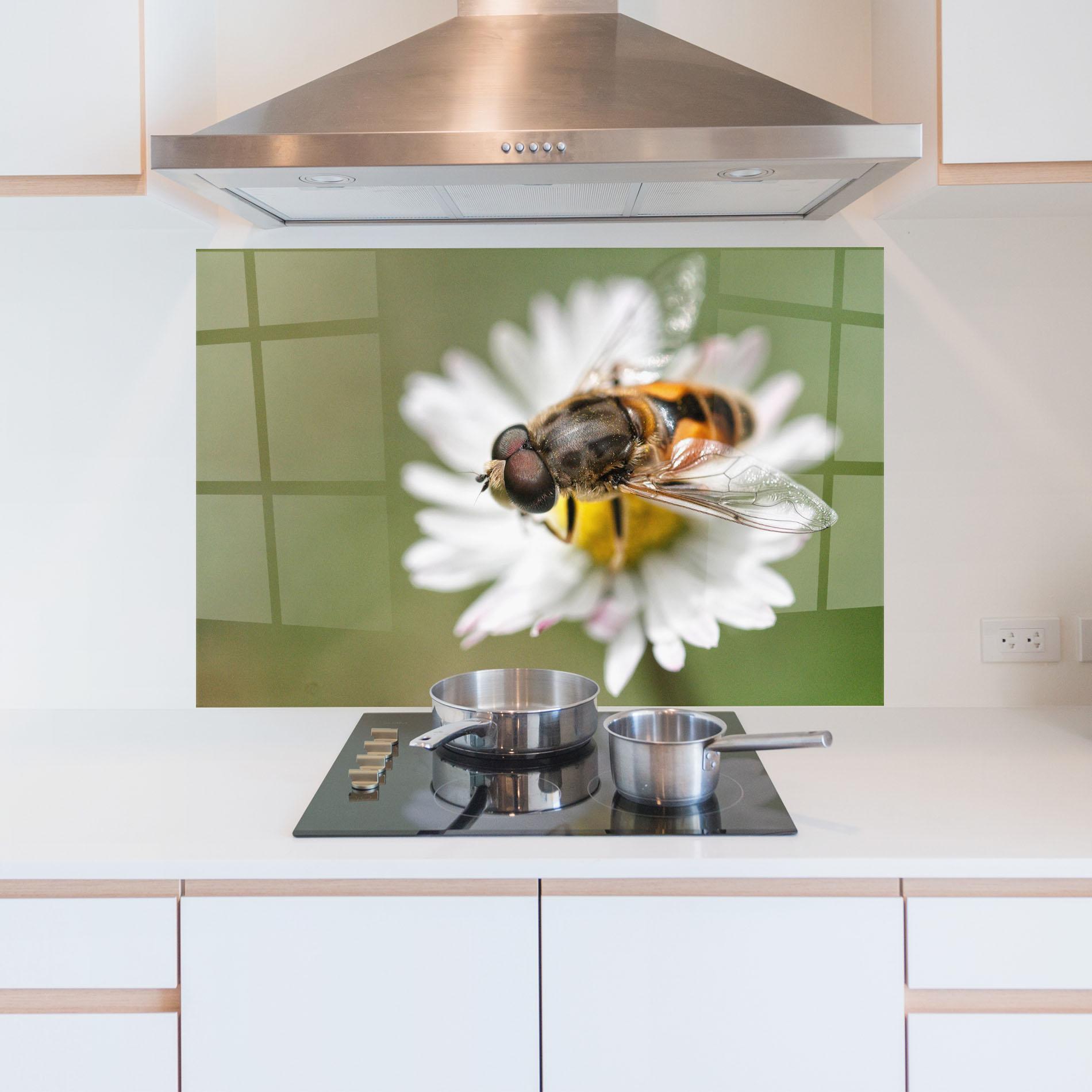 Стъклен панел за кухня Bee On Small Daisy mockup 5