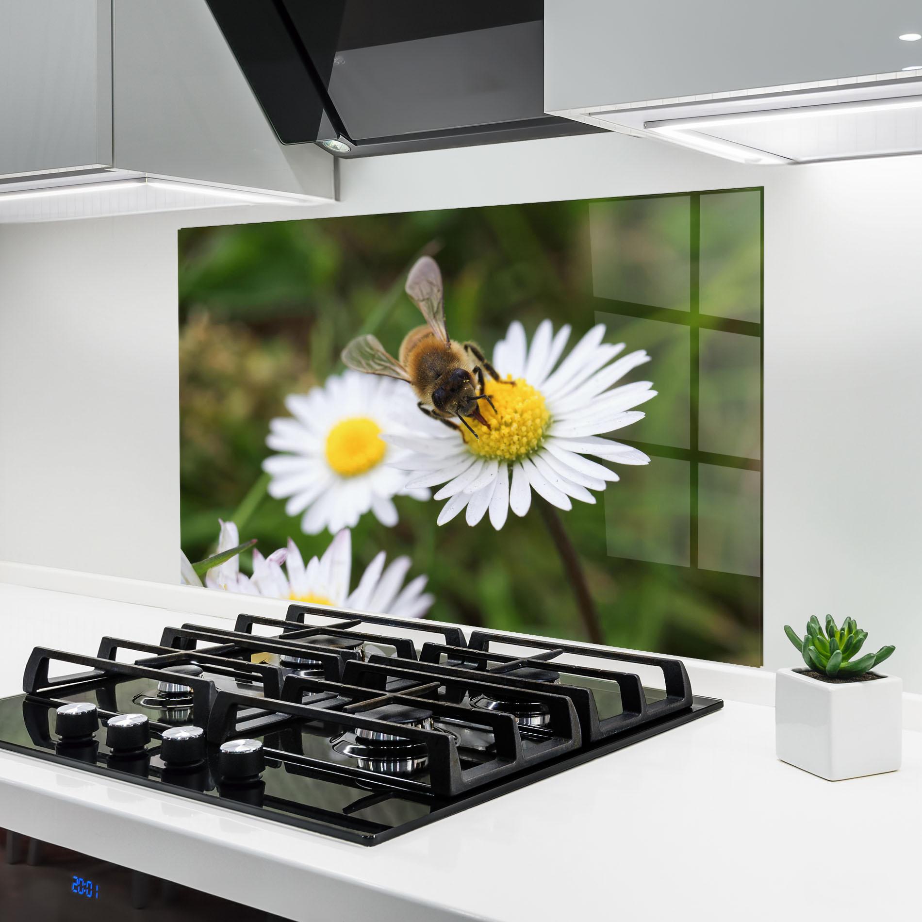 Стъклен панел за кухня Bee On Little Daisy mockup 6