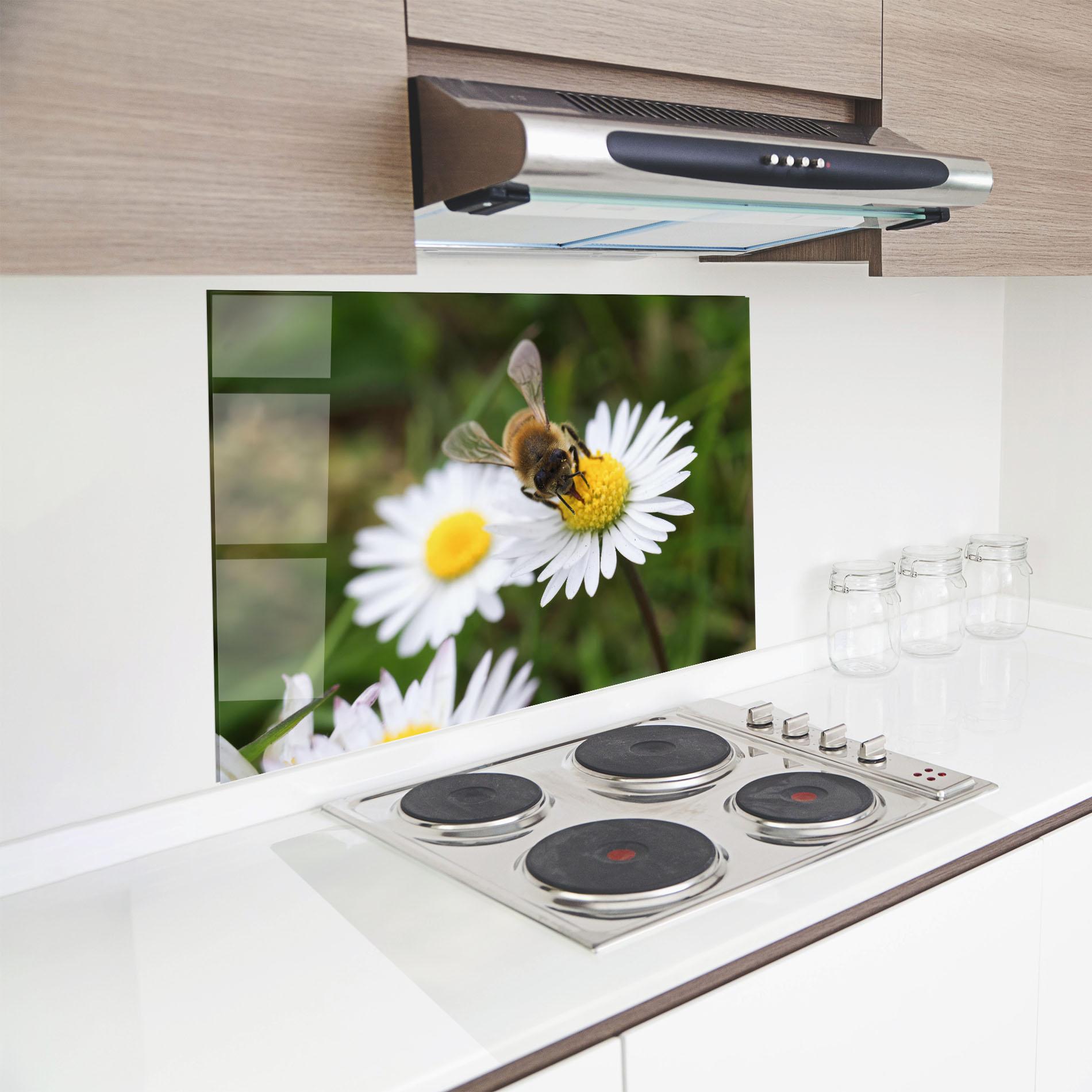 Стъклен панел за кухня Bee On Little Daisy mockup 8
