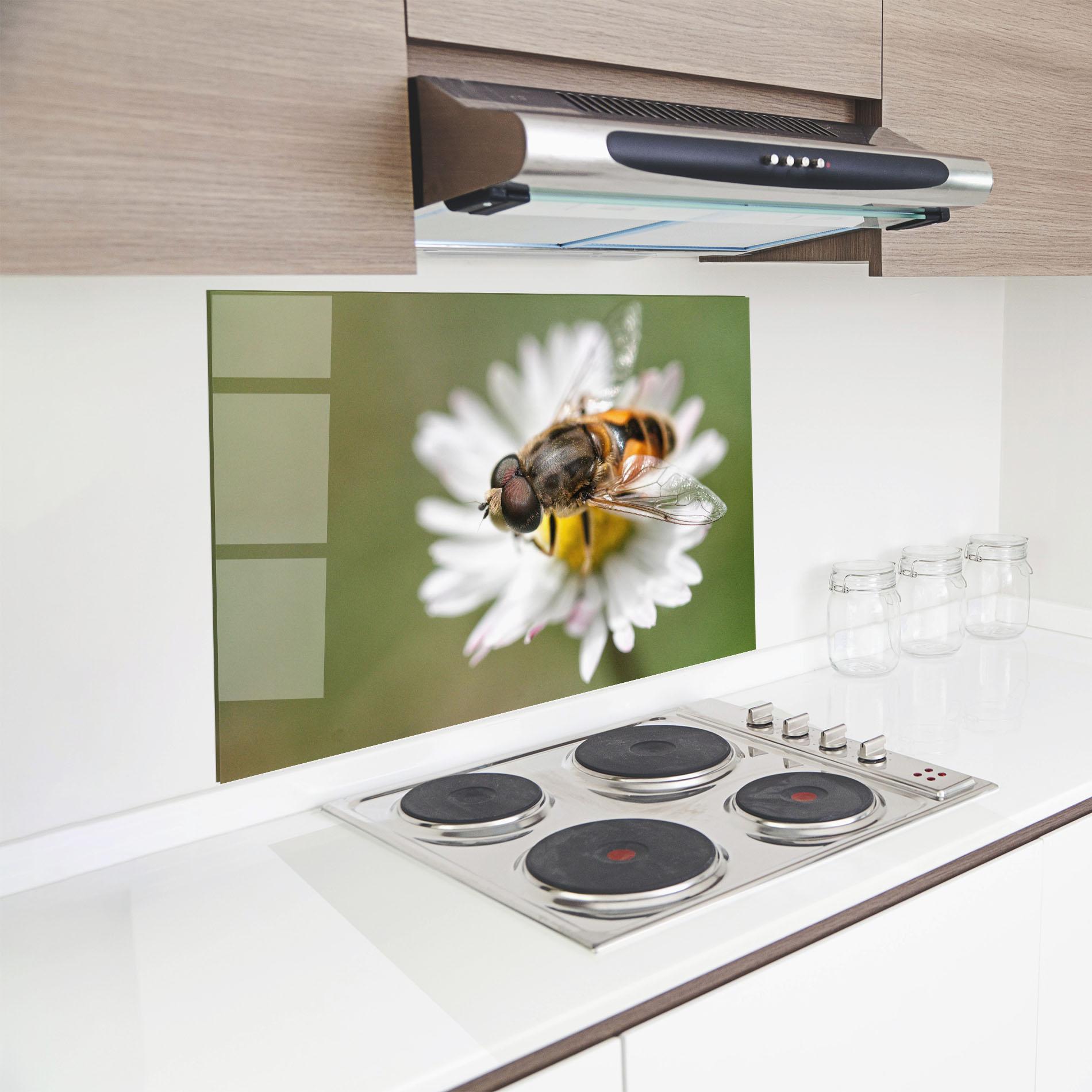 Стъклен панел за кухня Bee On Small Daisy mockup 8