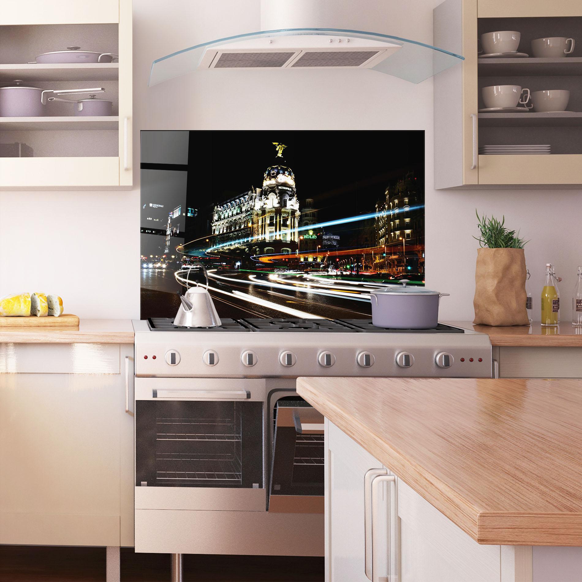 Стъклен панел за кухня Madrid At Night mockup 1
