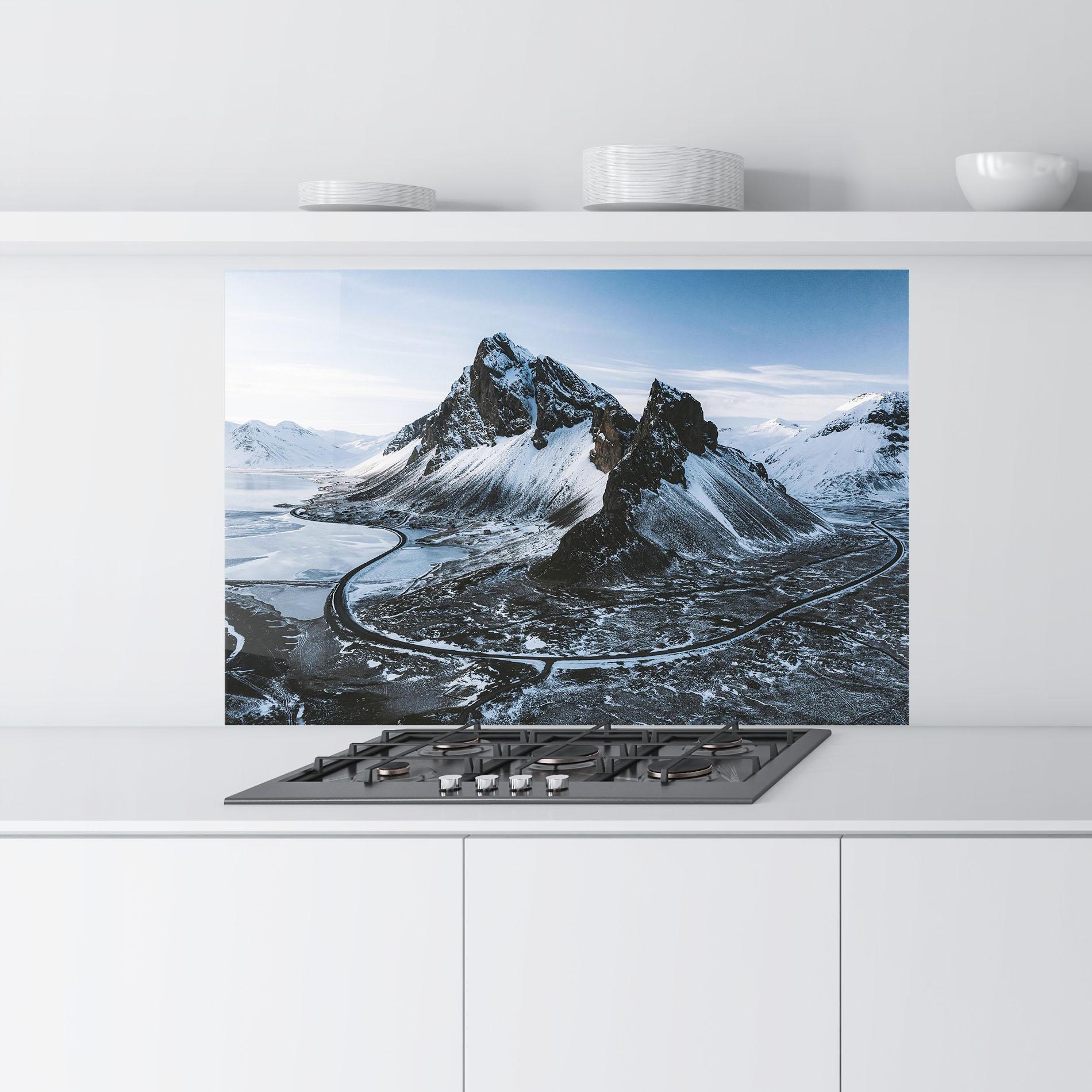 Стъклен панел за кухня Black Snowy Mountain mockup 9