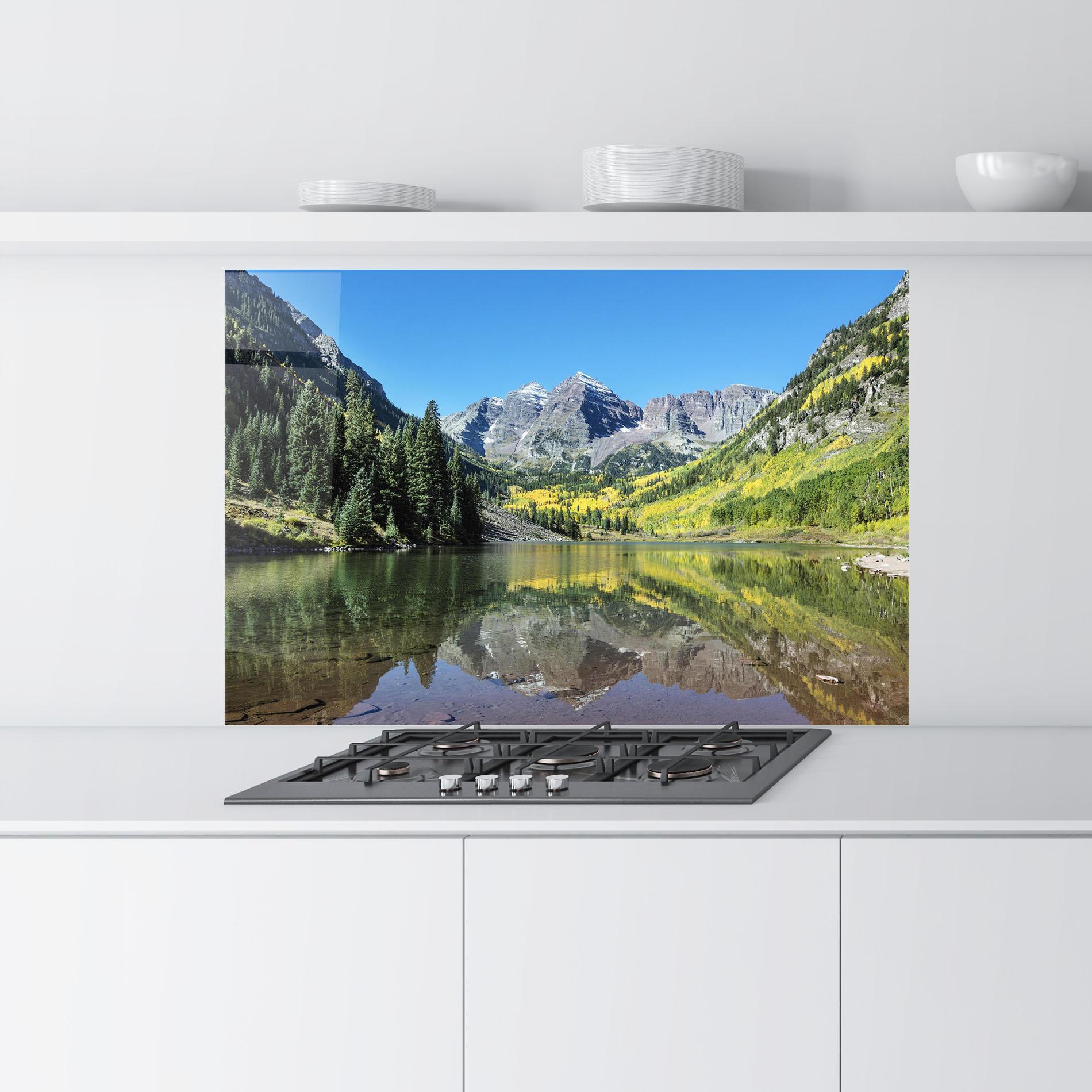 Стъклен панел за кухня Lake Green Mountain mockup 9