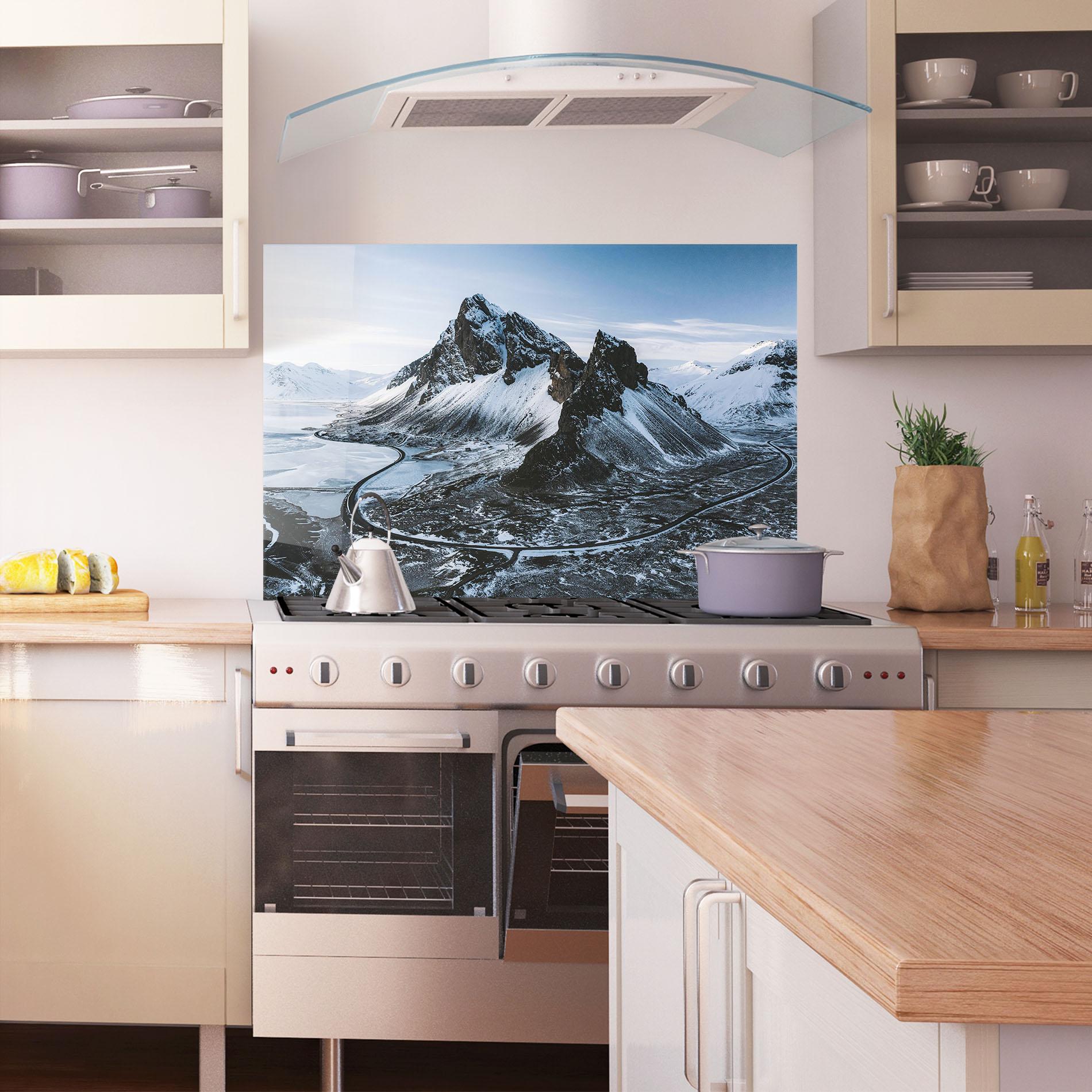 Стъклен панел за кухня Black Snowy Mountain mockup 1