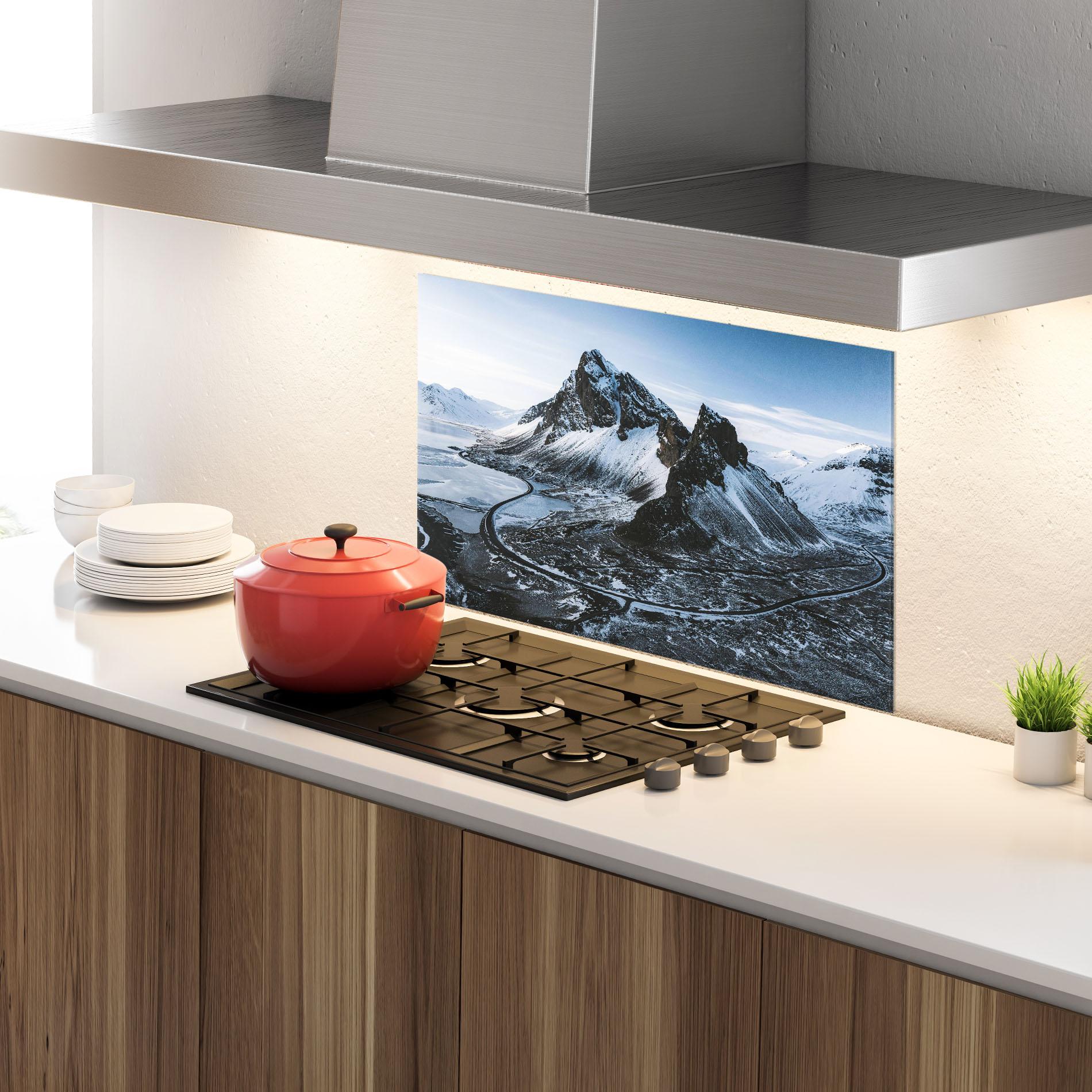Стъклен панел за кухня Black Snowy Mountain mockup 4