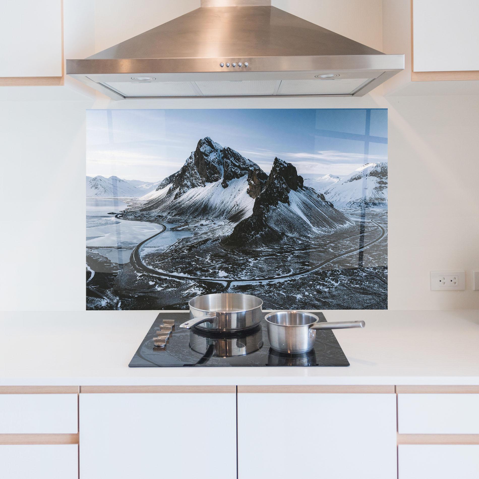Стъклен панел за кухня Black Snowy Mountain mockup 5