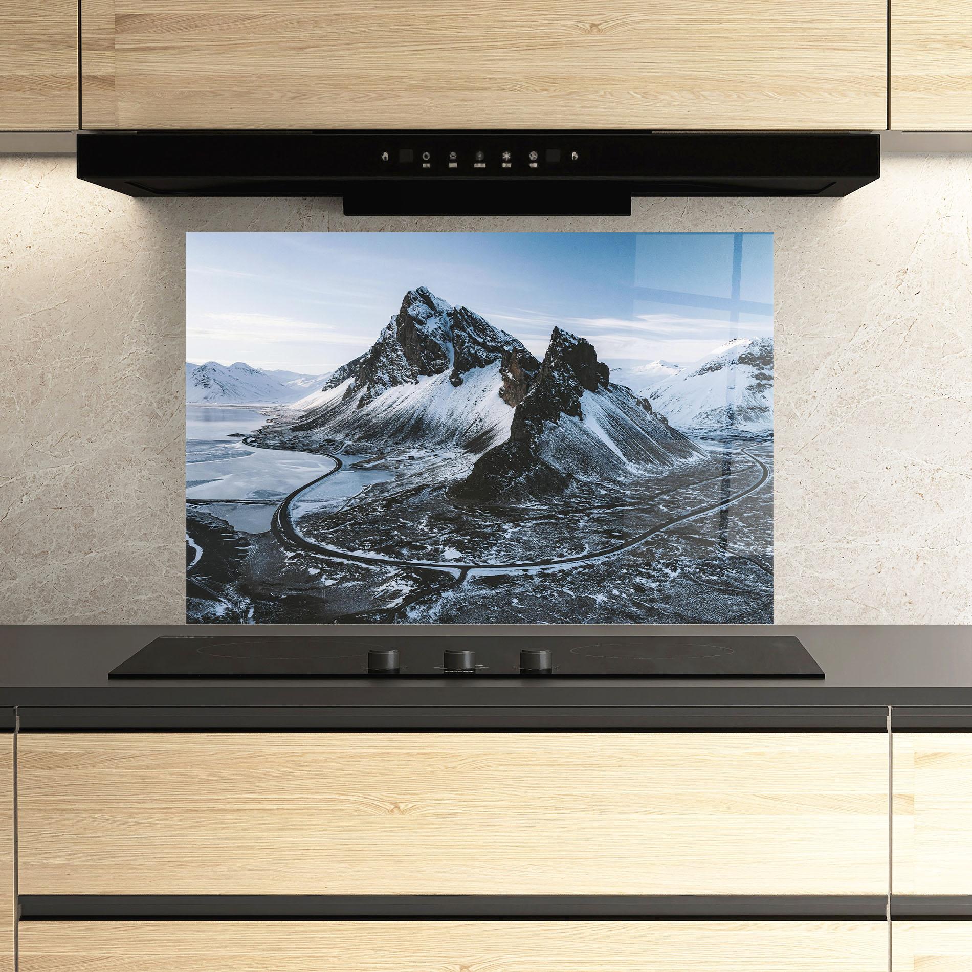 Стъклен панел за кухня Black Snowy Mountain mockup 3