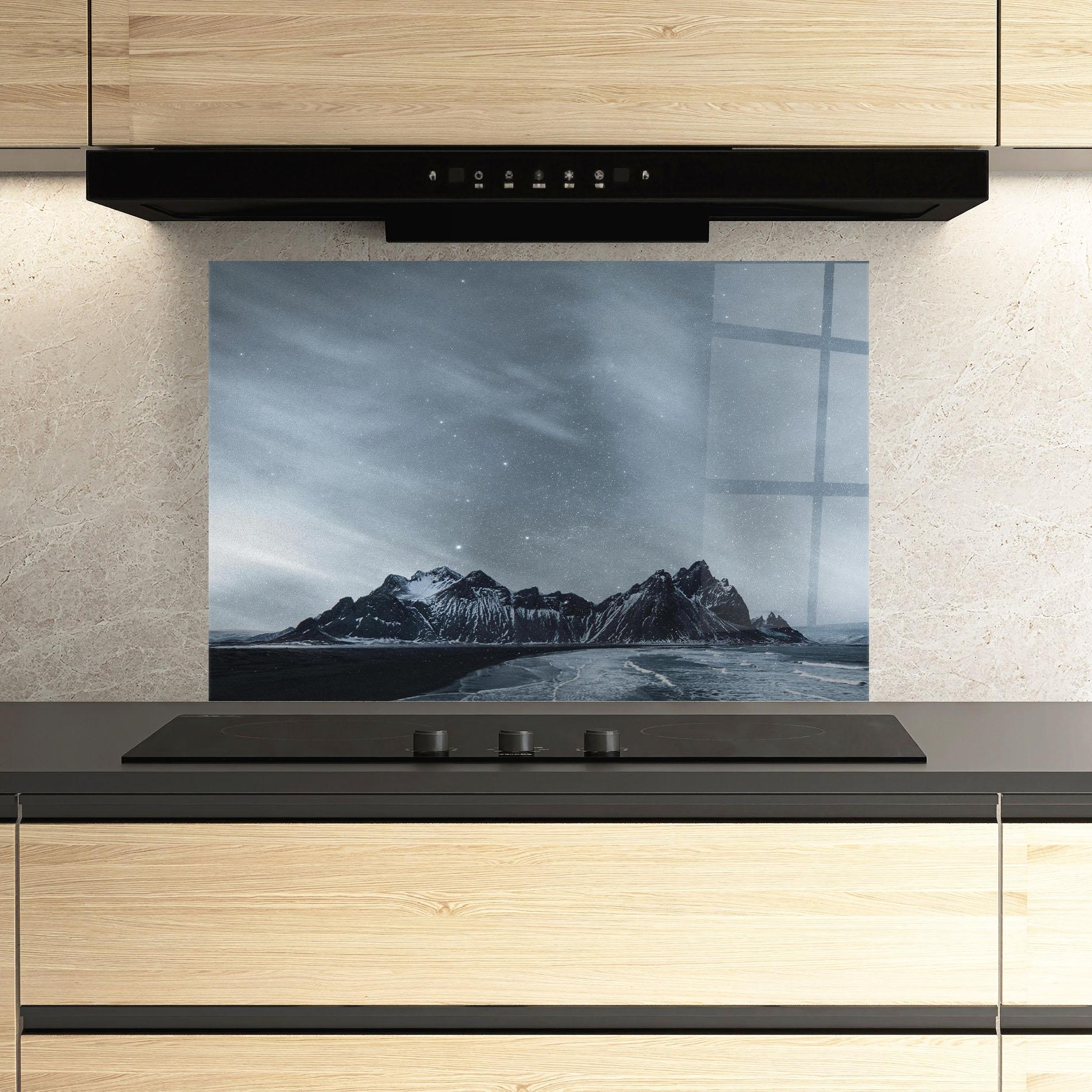 Стъклен панел за кухня Grey Star Mountain mockup 3