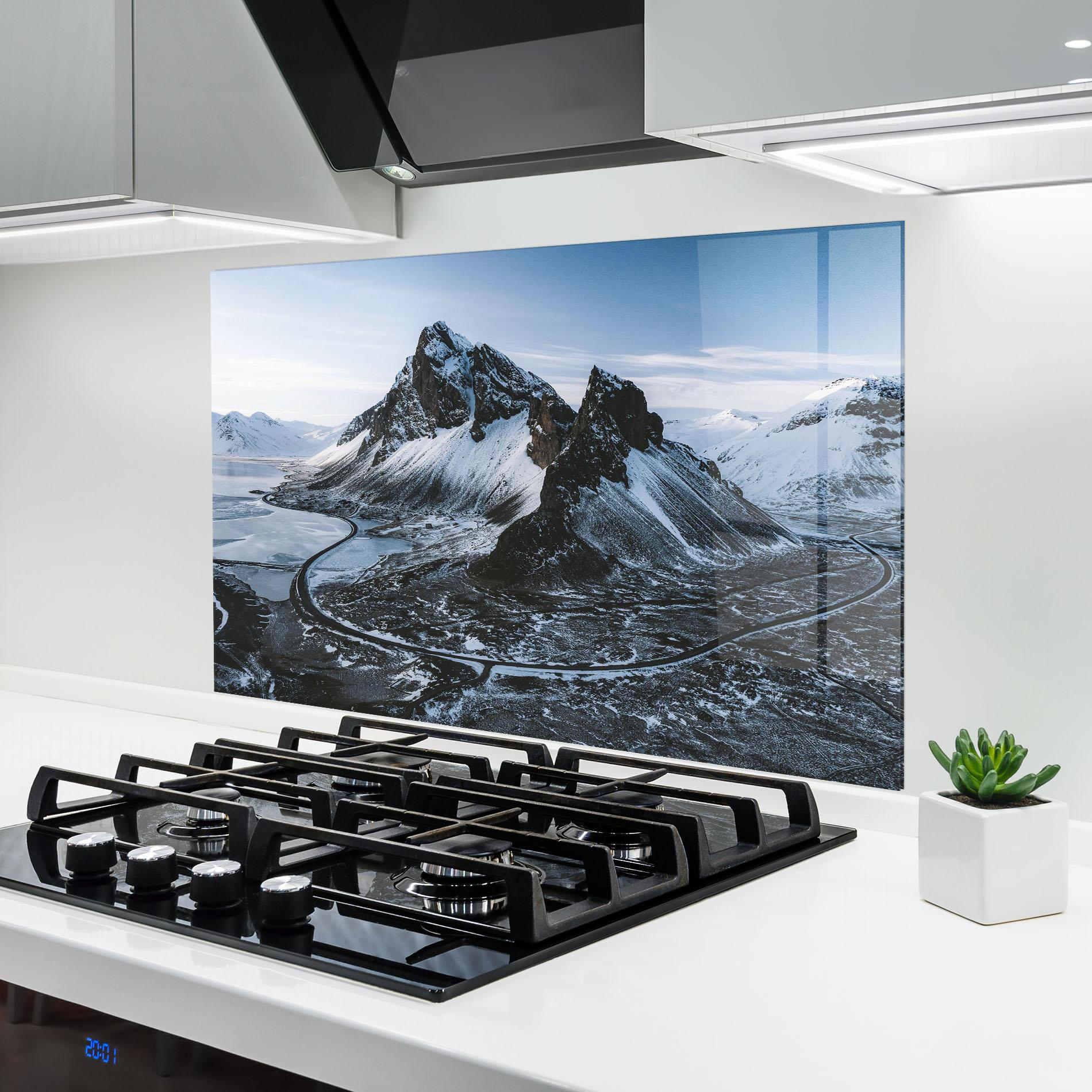Стъклен панел за кухня Black Snowy Mountain mockup 6