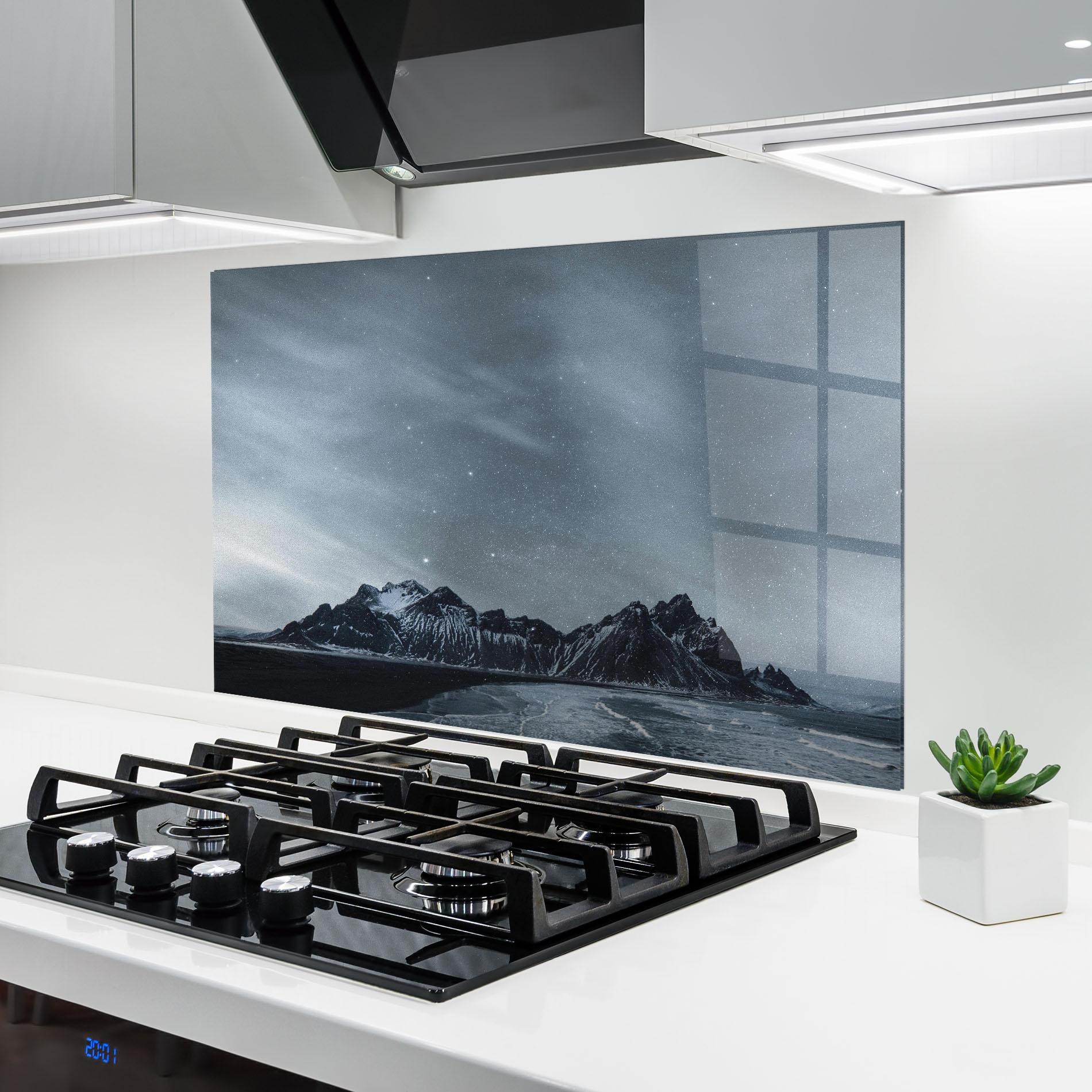 Стъклен панел за кухня Grey Star Mountain mockup 6