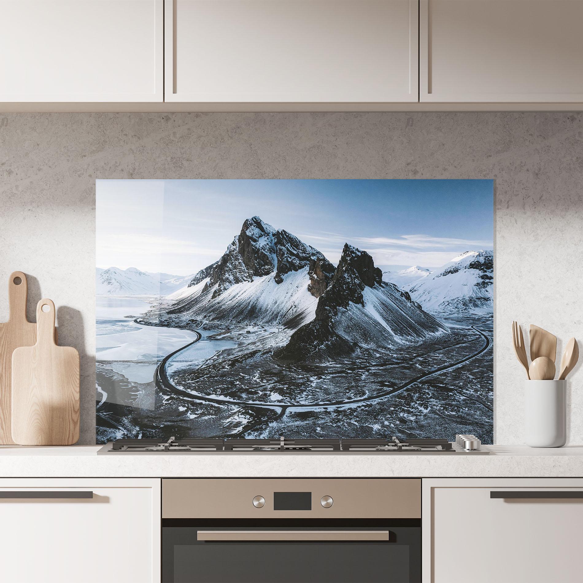 Стъклен панел за кухня Black Snowy Mountain mockup 7