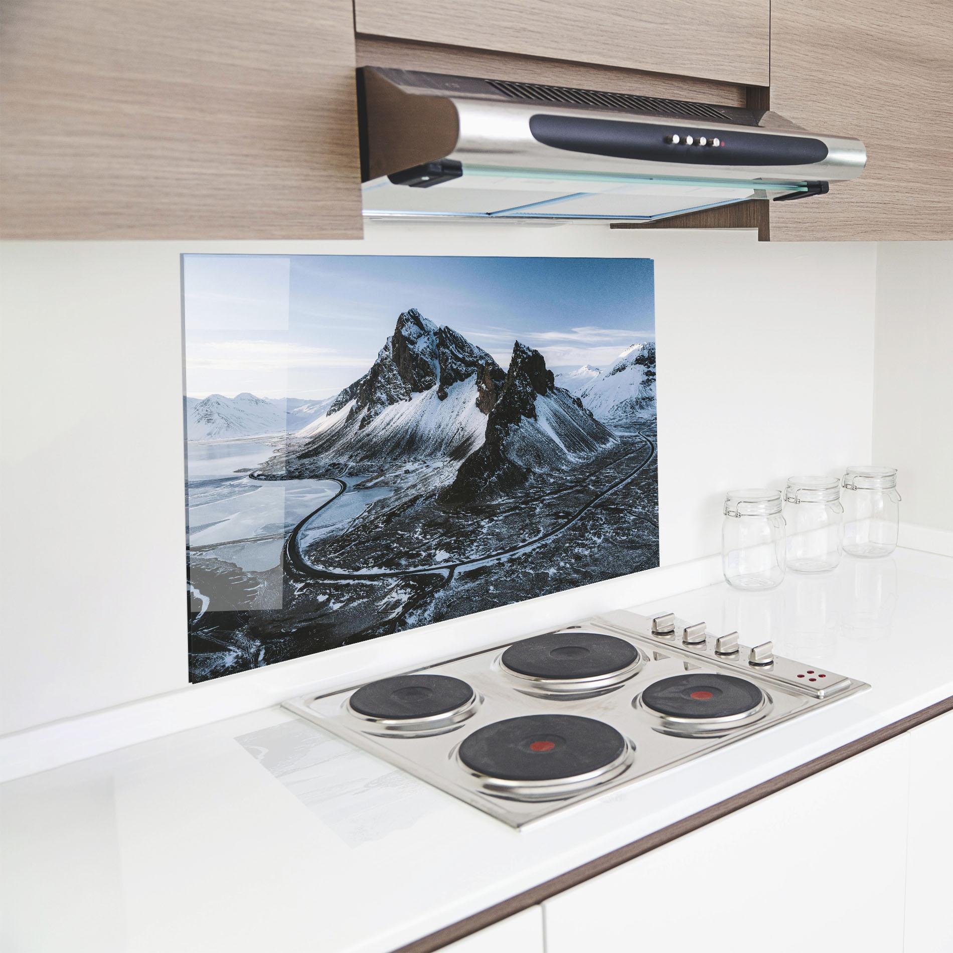 Стъклен панел за кухня Black Snowy Mountain mockup 8