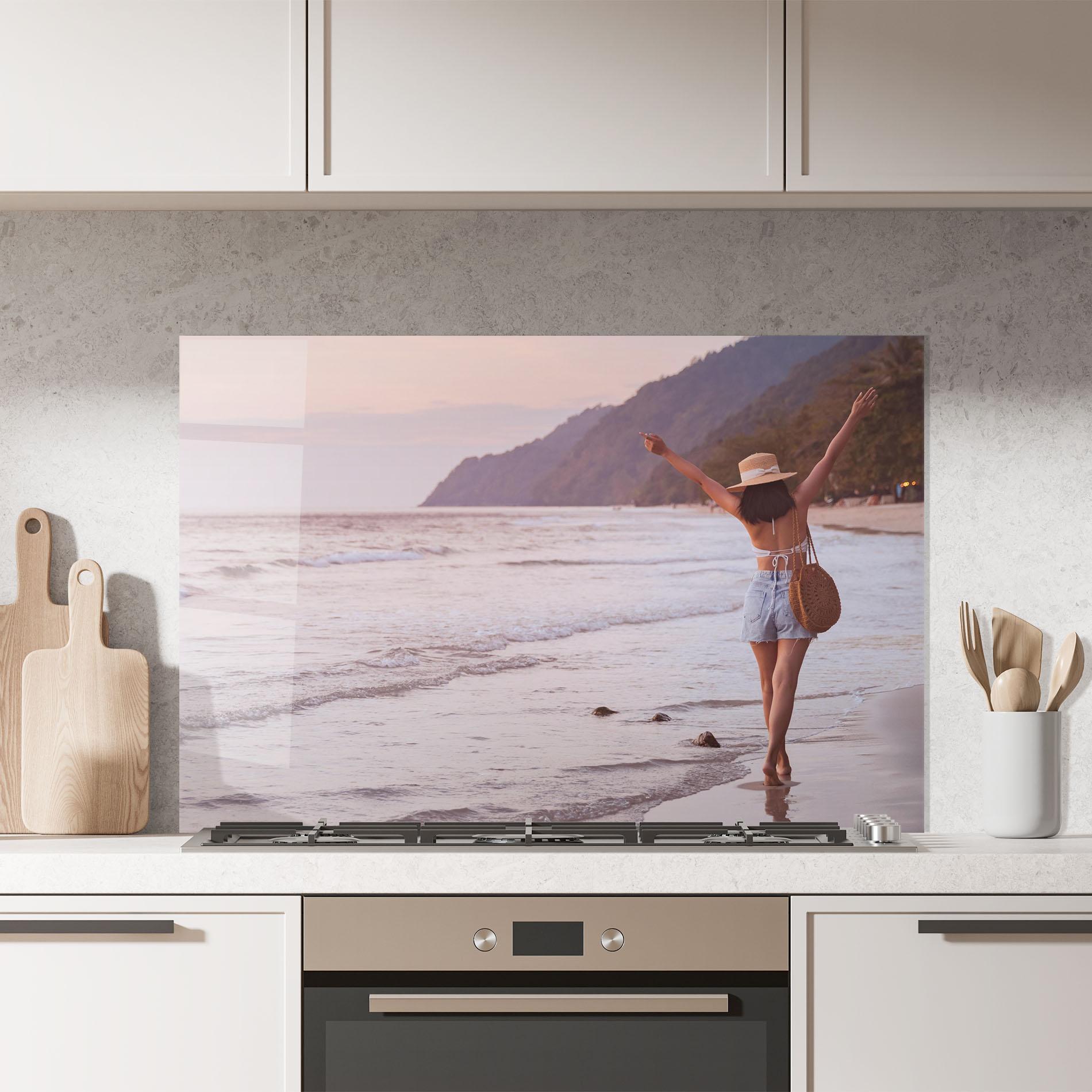 Стъклен панел за кухня Beach Traveler mockup 7