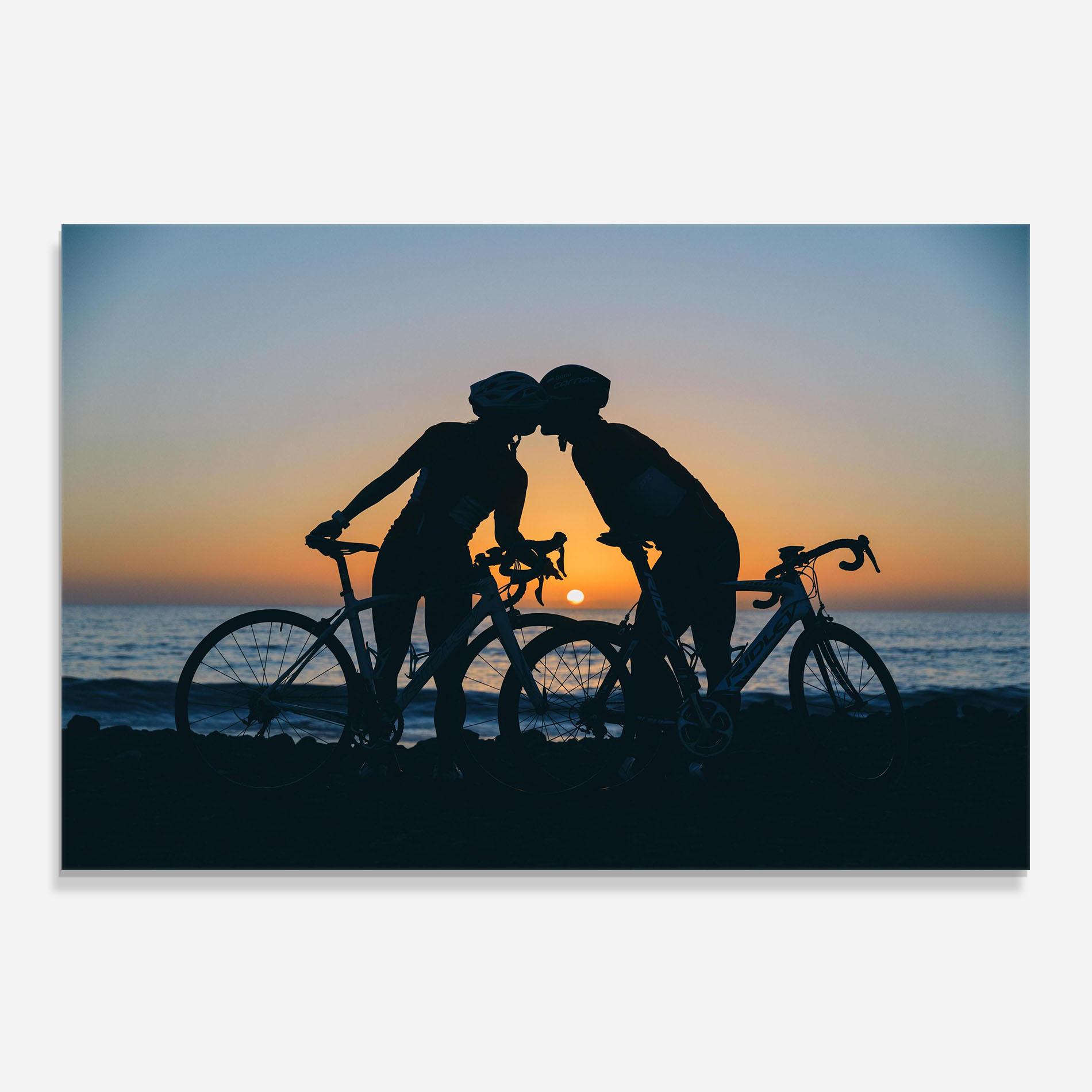 Стъклен панел за кухня Bike Couple Kissing mockup 0