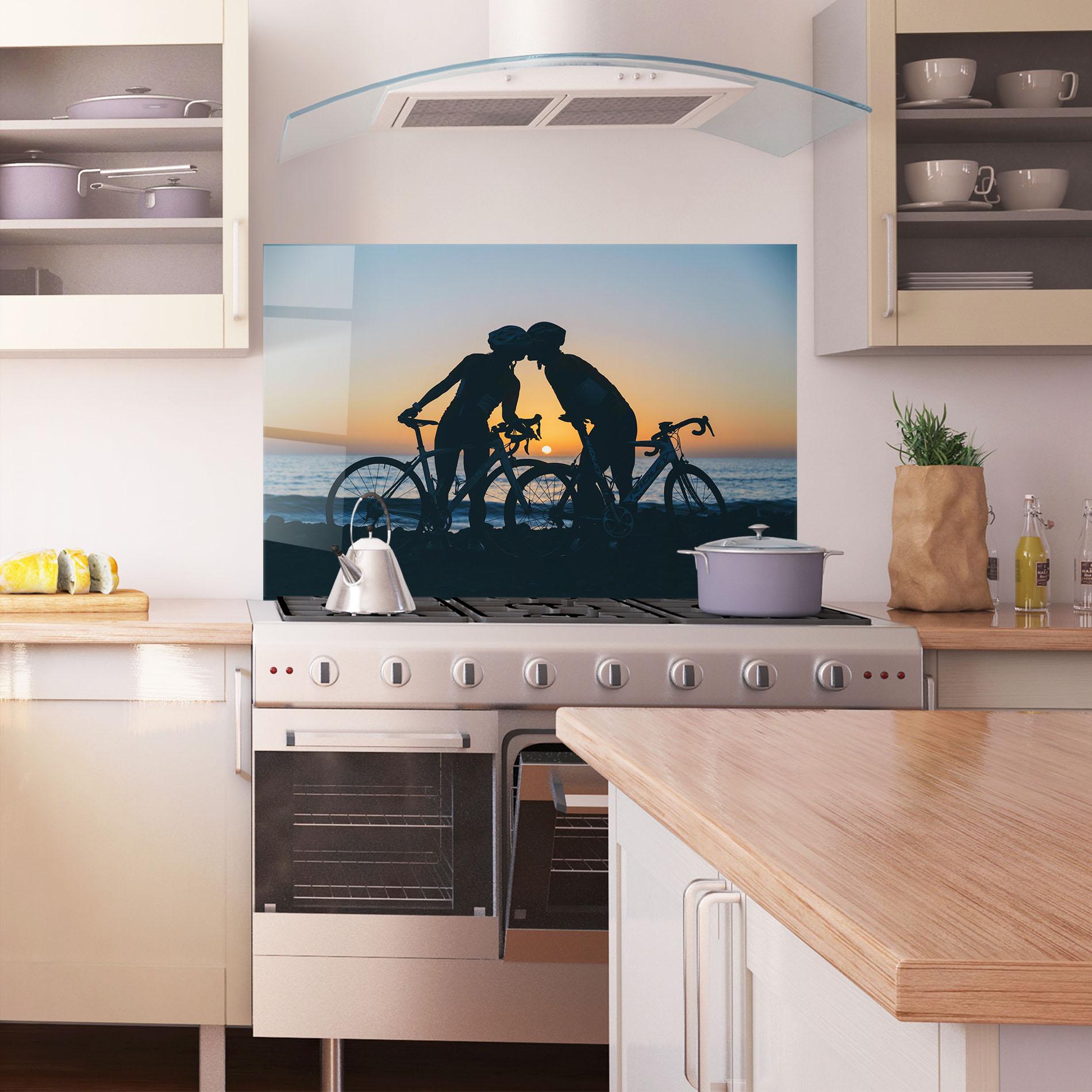 Стъклен панел за кухня Bike Couple Kissing mockup 1