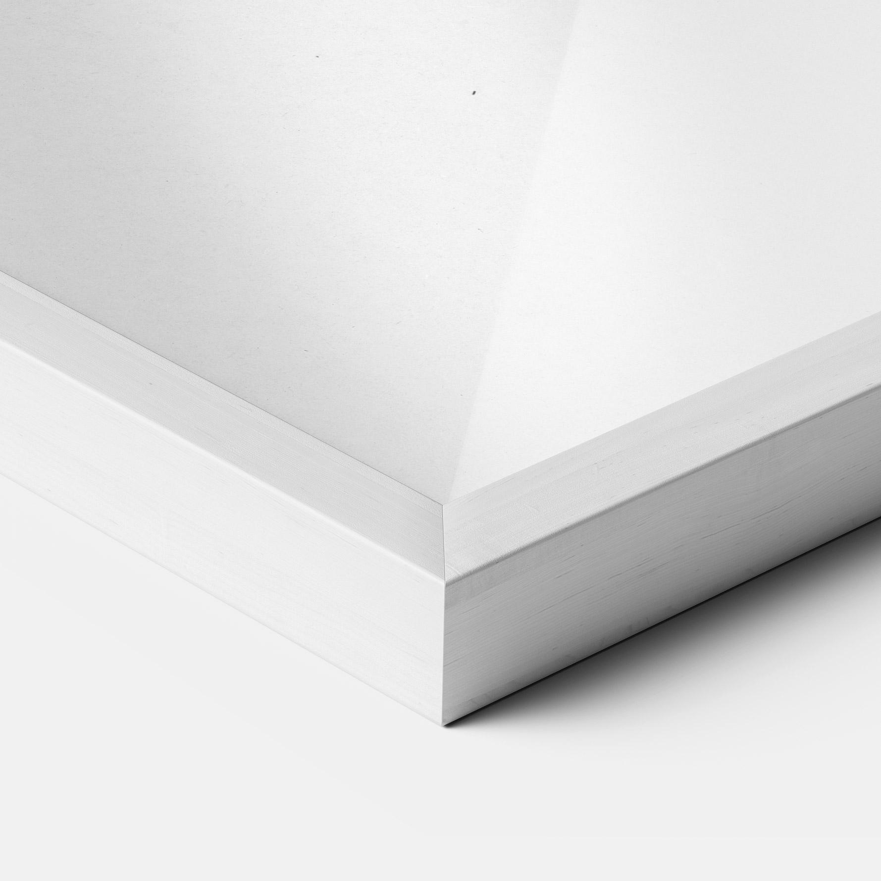 Рамкиран постер Holding Hamburger mockup 3