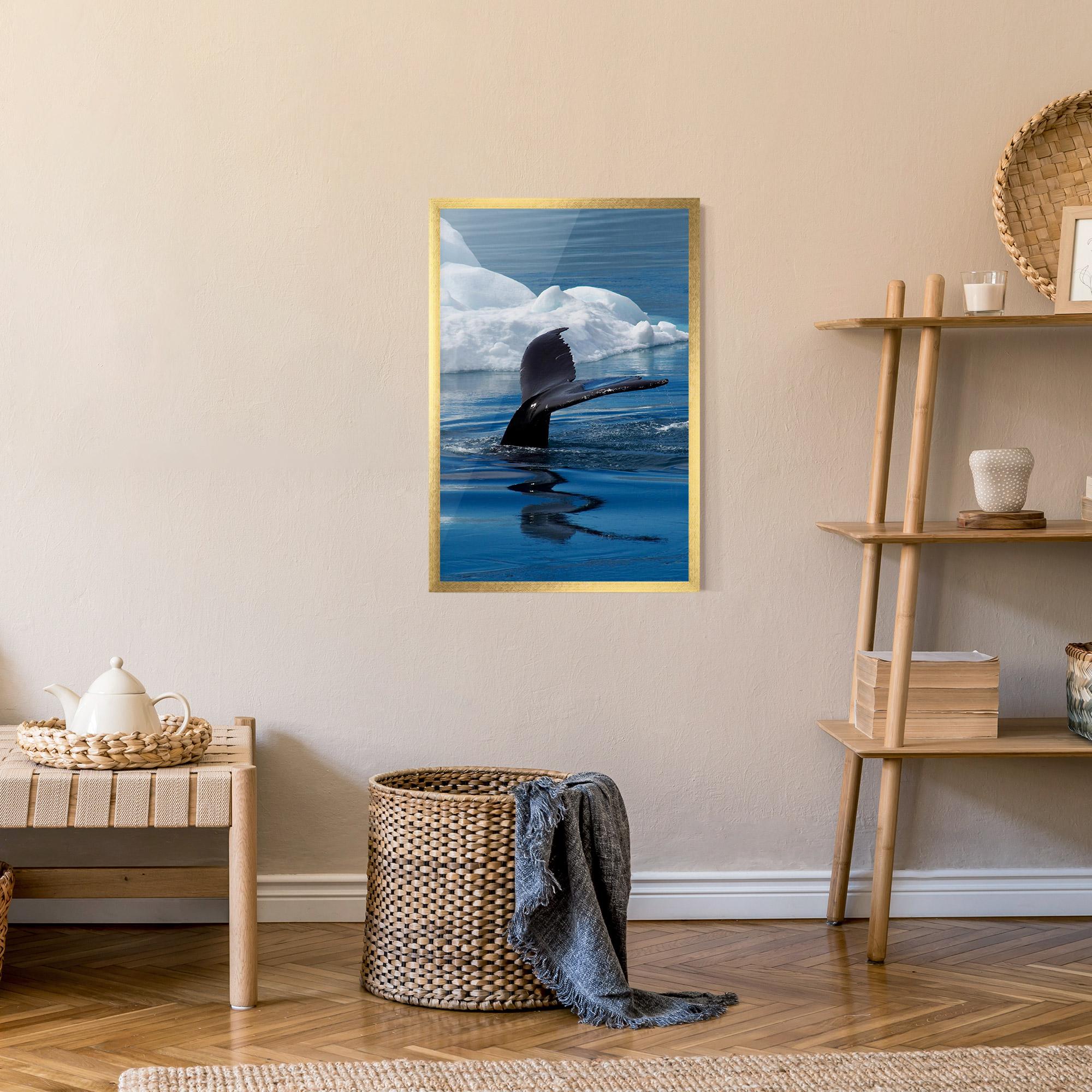 Рамкиран постер Whale Tail mockup 9