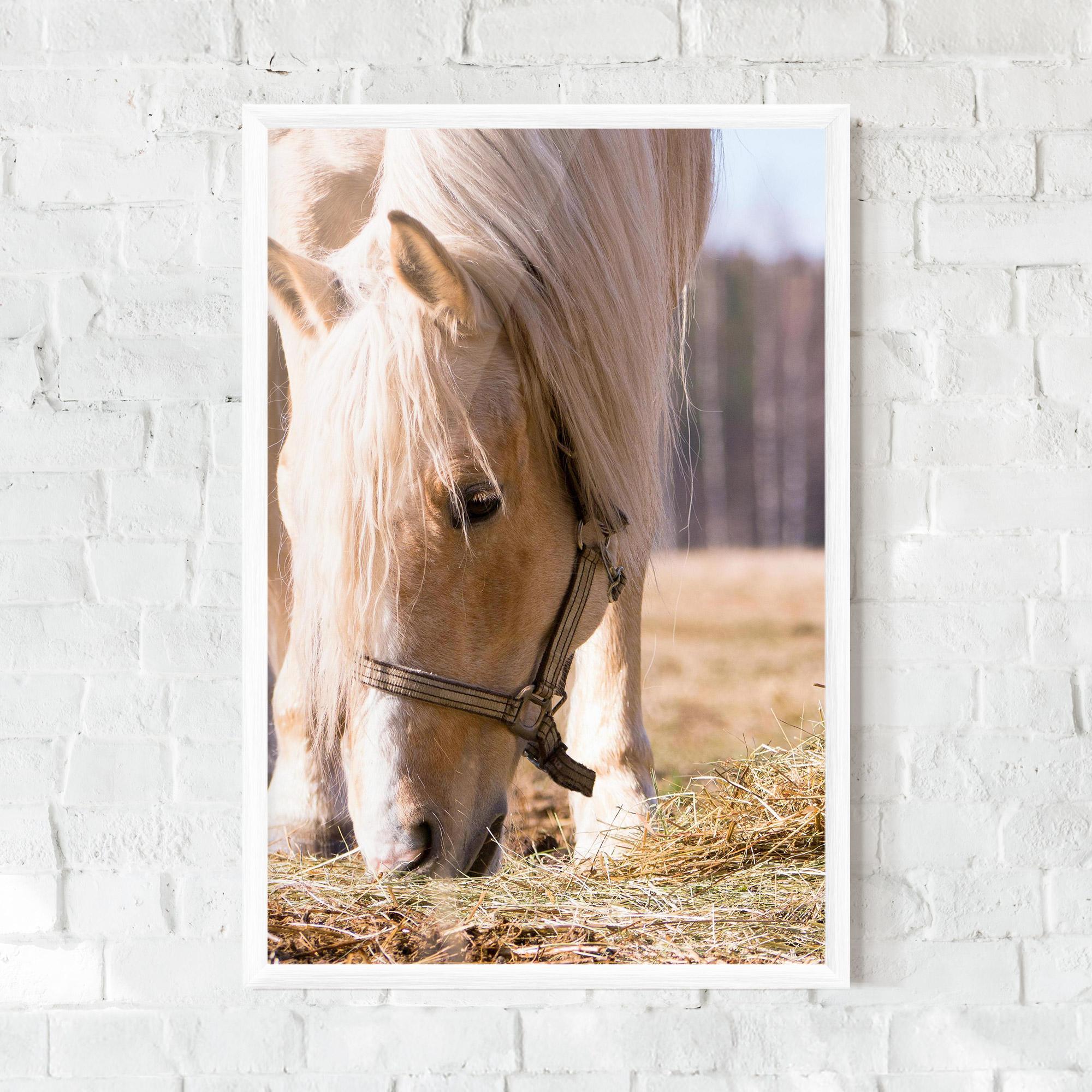 Рамкиран постер Cream Horse Eating mockup 0