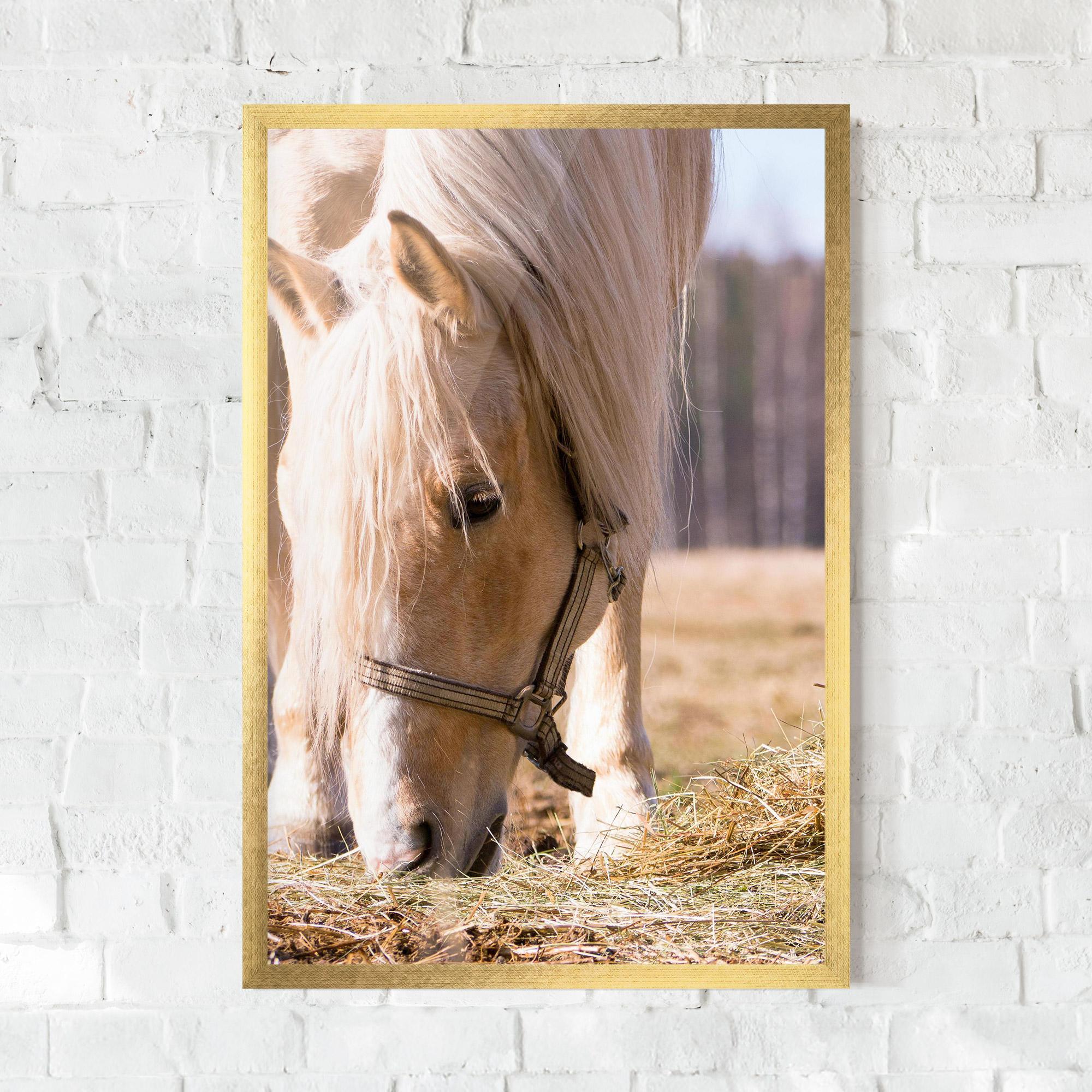 Рамкиран постер Cream Horse Eating mockup 0