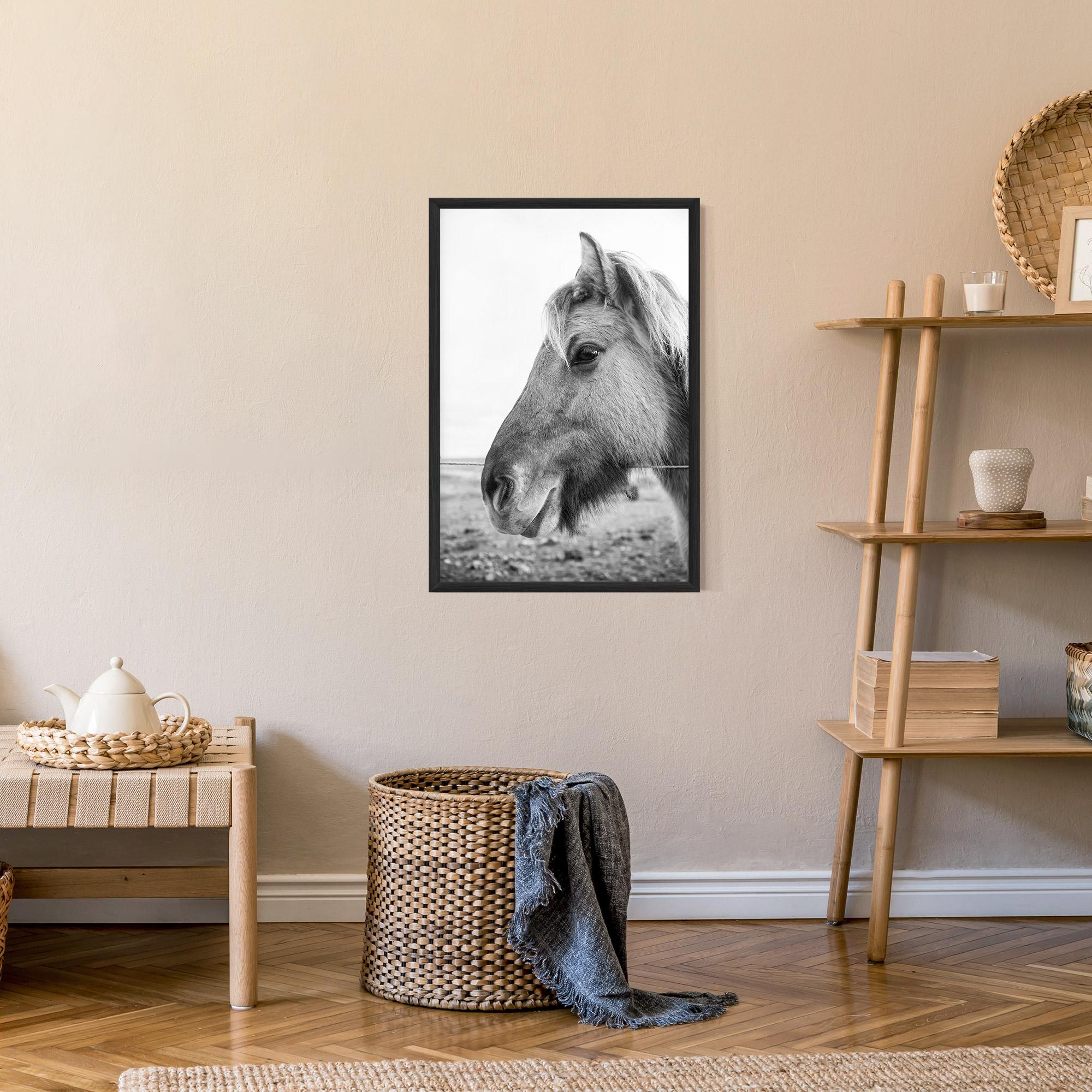 Рамкиран постер Gray Horse Head mockup 9