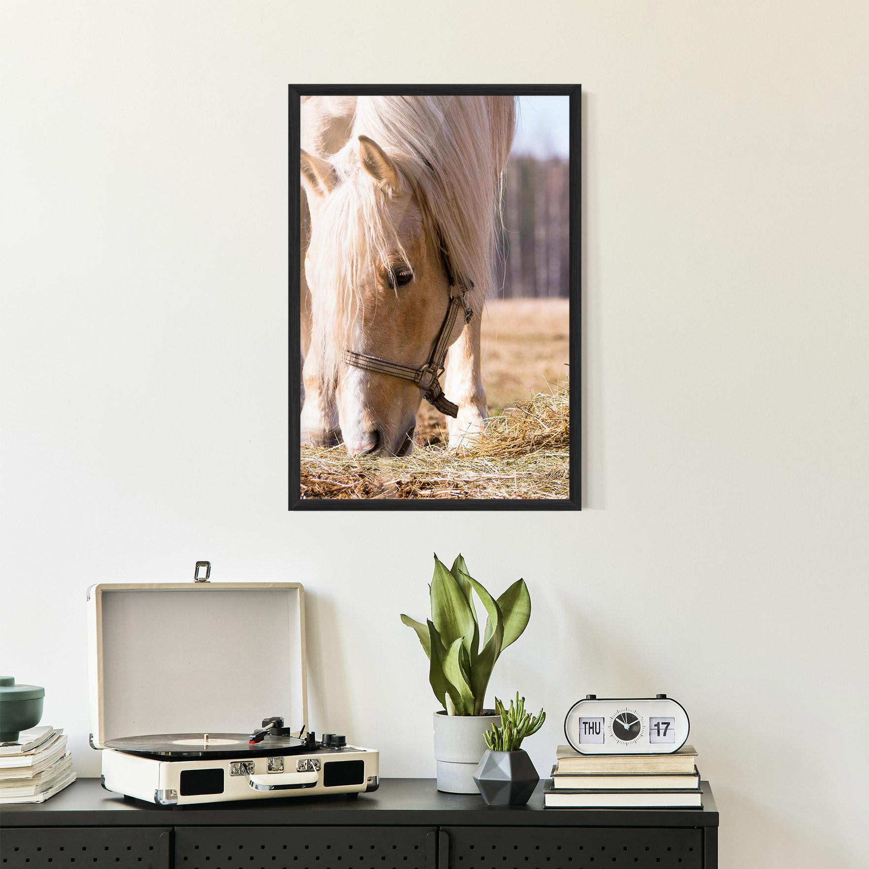Рамкиран постер Cream Horse Eating mockup 2