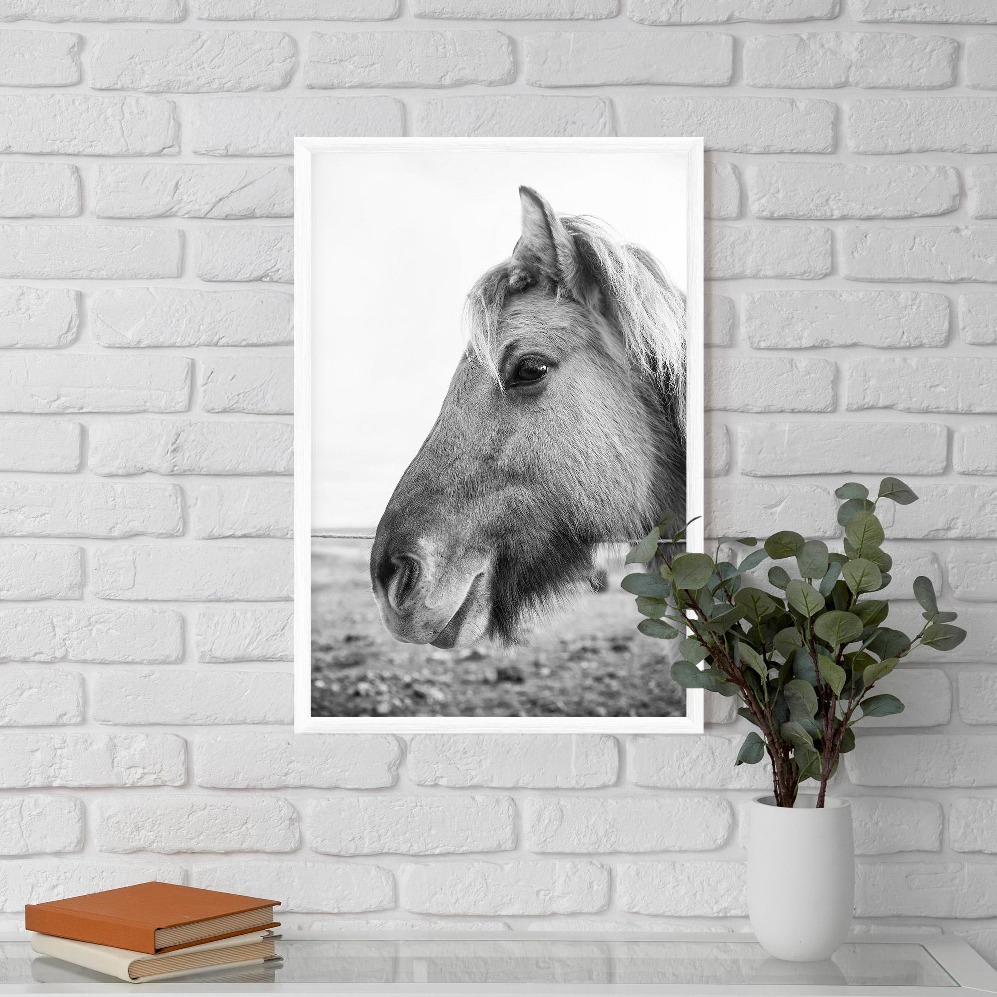 Рамкиран постер Gray Horse Head mockup 5