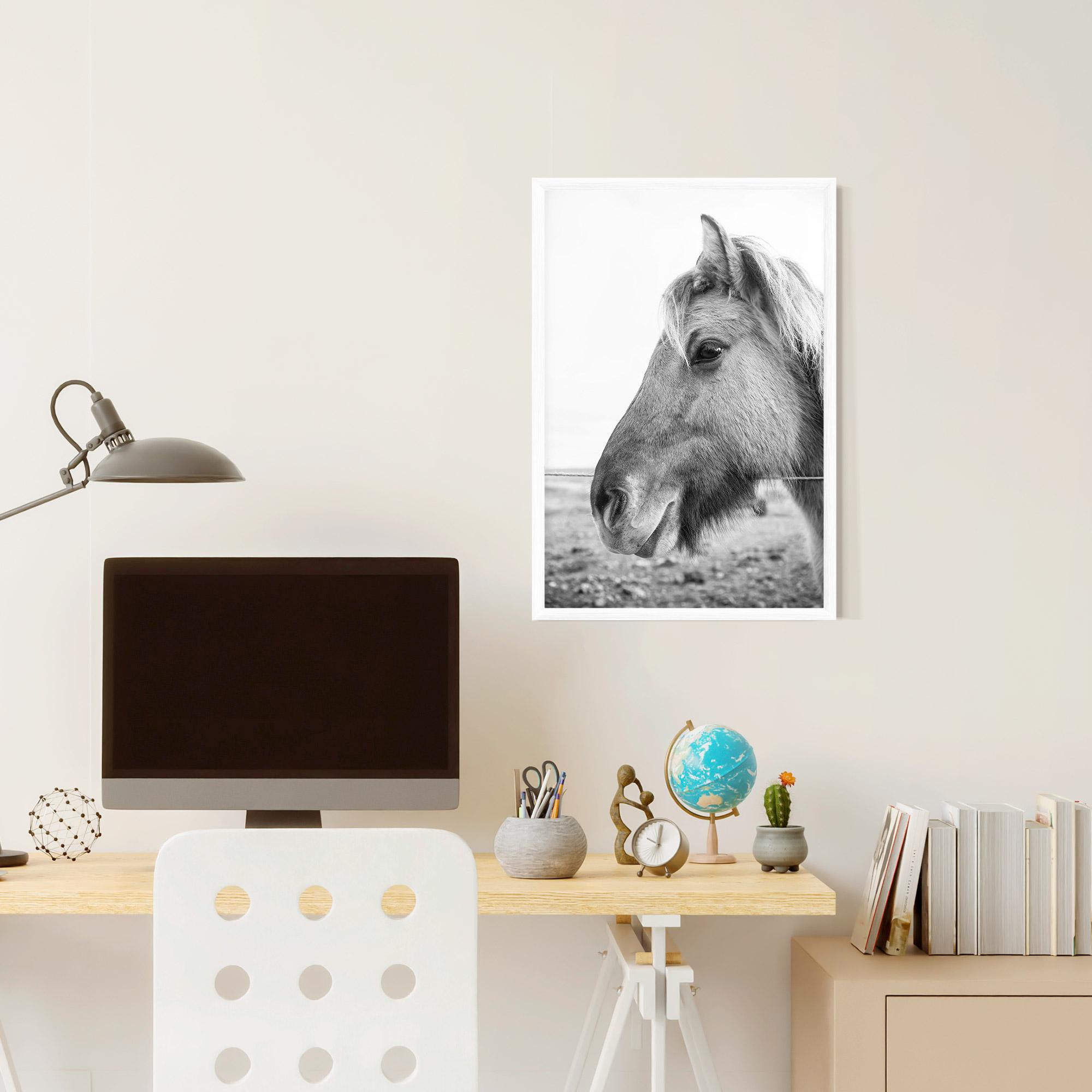 Рамкиран постер Gray Horse Head mockup 6