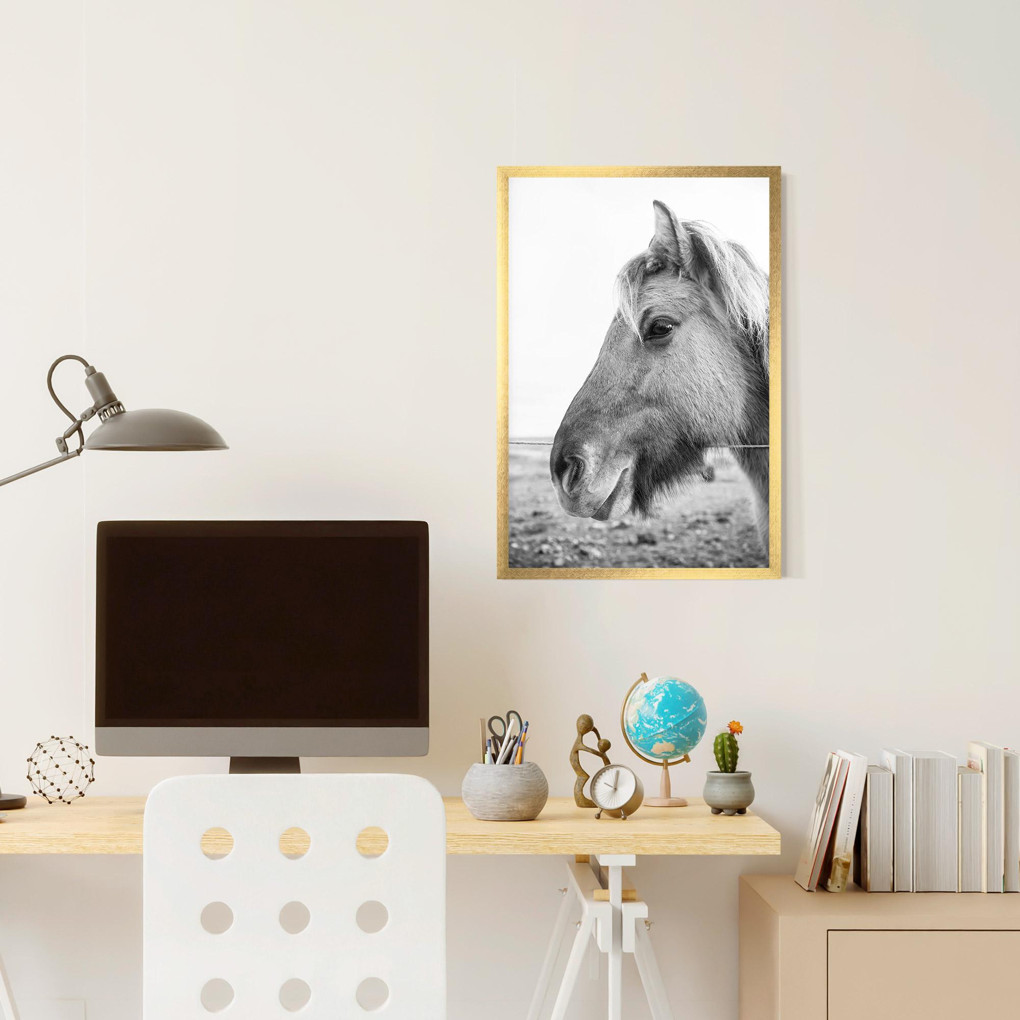 Рамкиран постер Gray Horse Head mockup 6