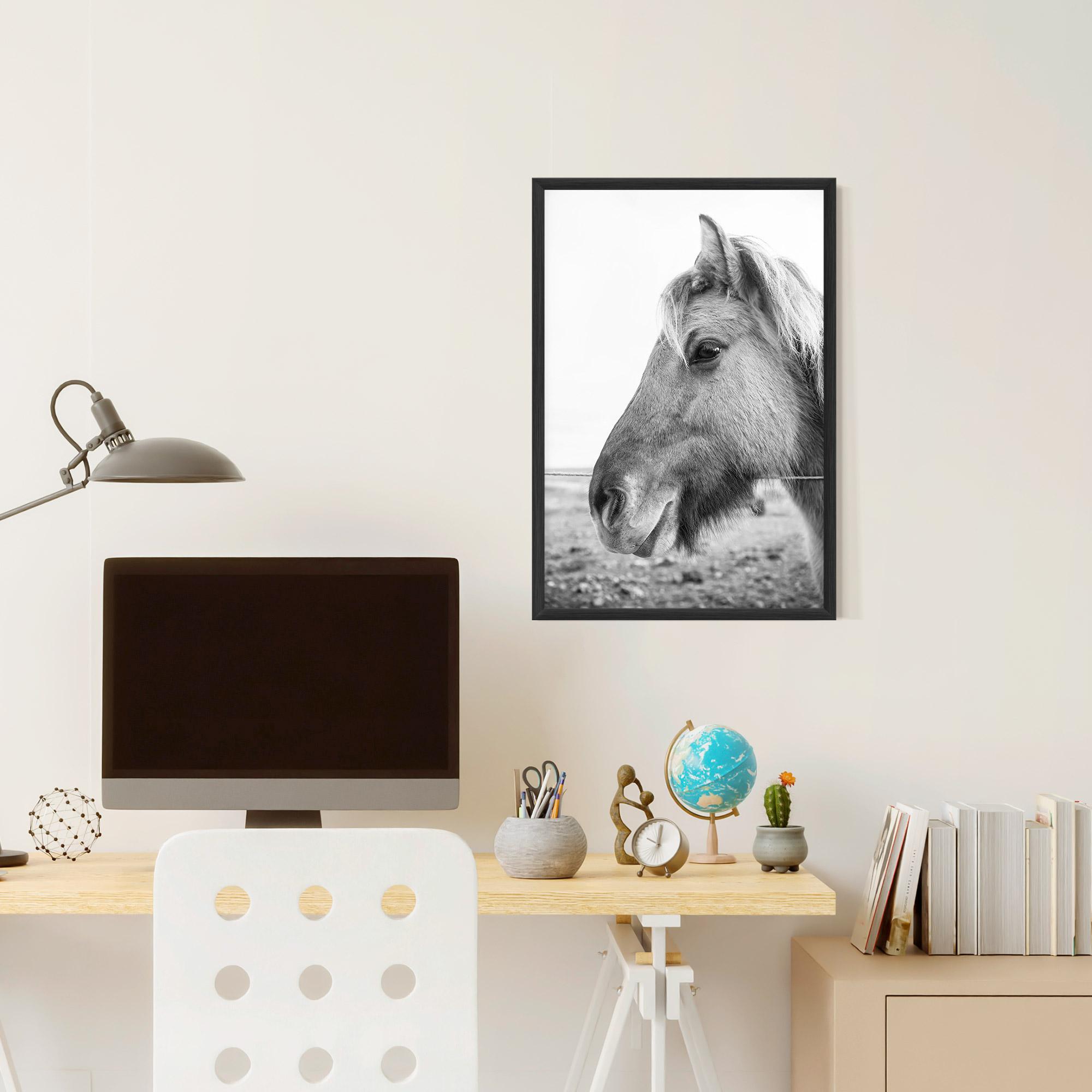Рамкиран постер Gray Horse Head mockup 6