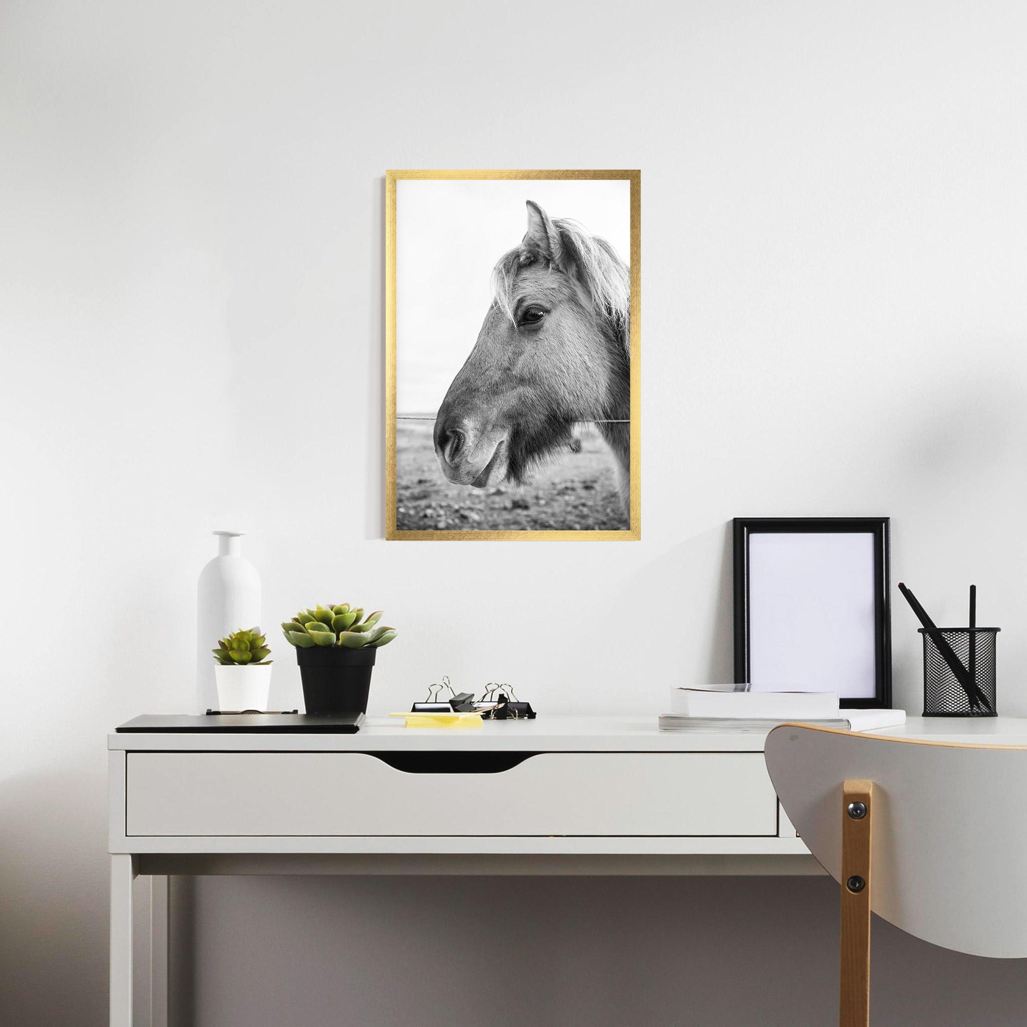 Рамкиран постер Gray Horse Head mockup 7