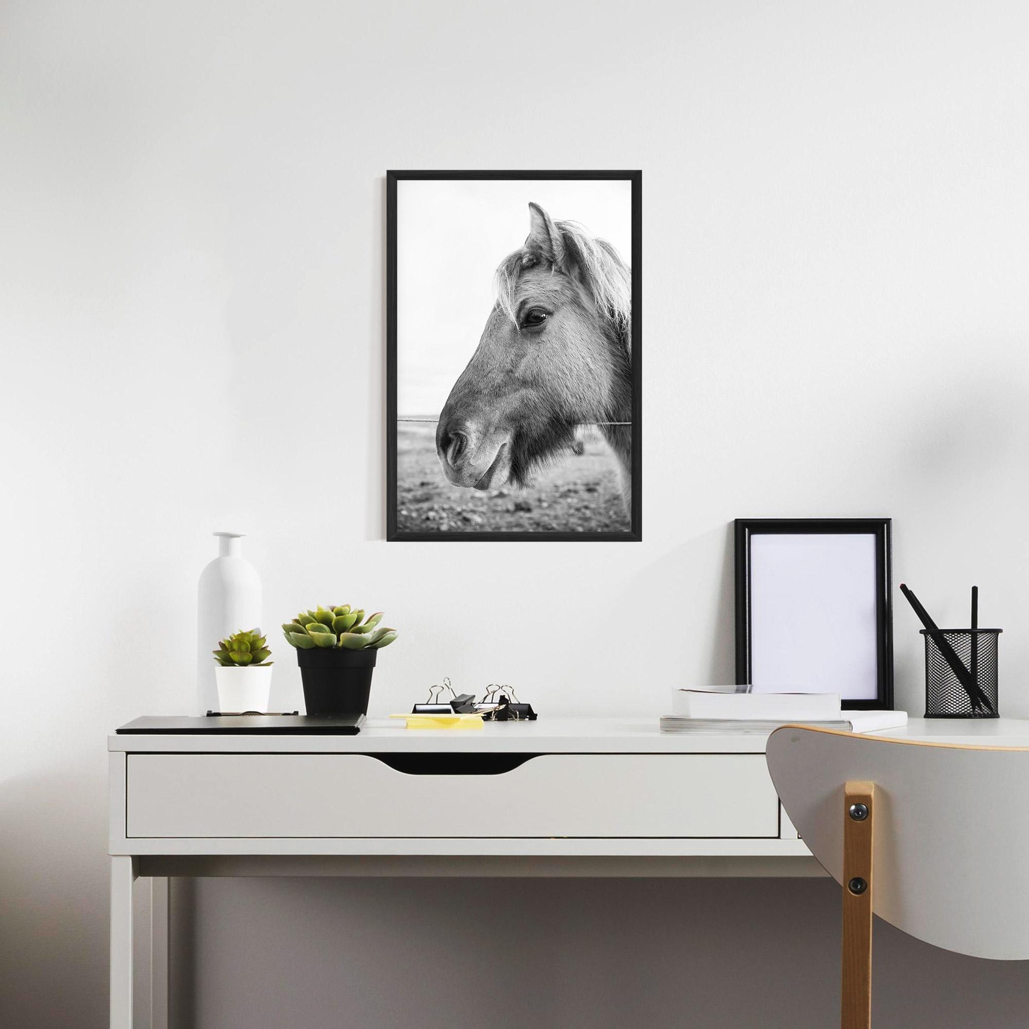 Рамкиран постер Gray Horse Head mockup 7