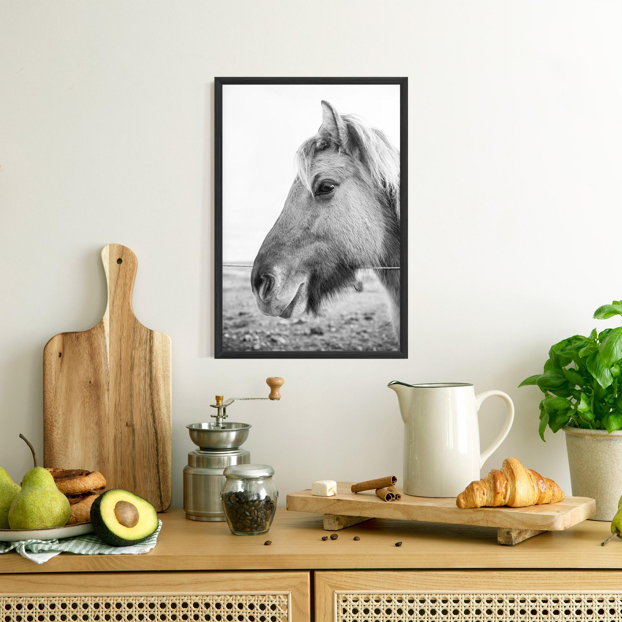 Рамкиран постер Gray Horse Head mockup 8