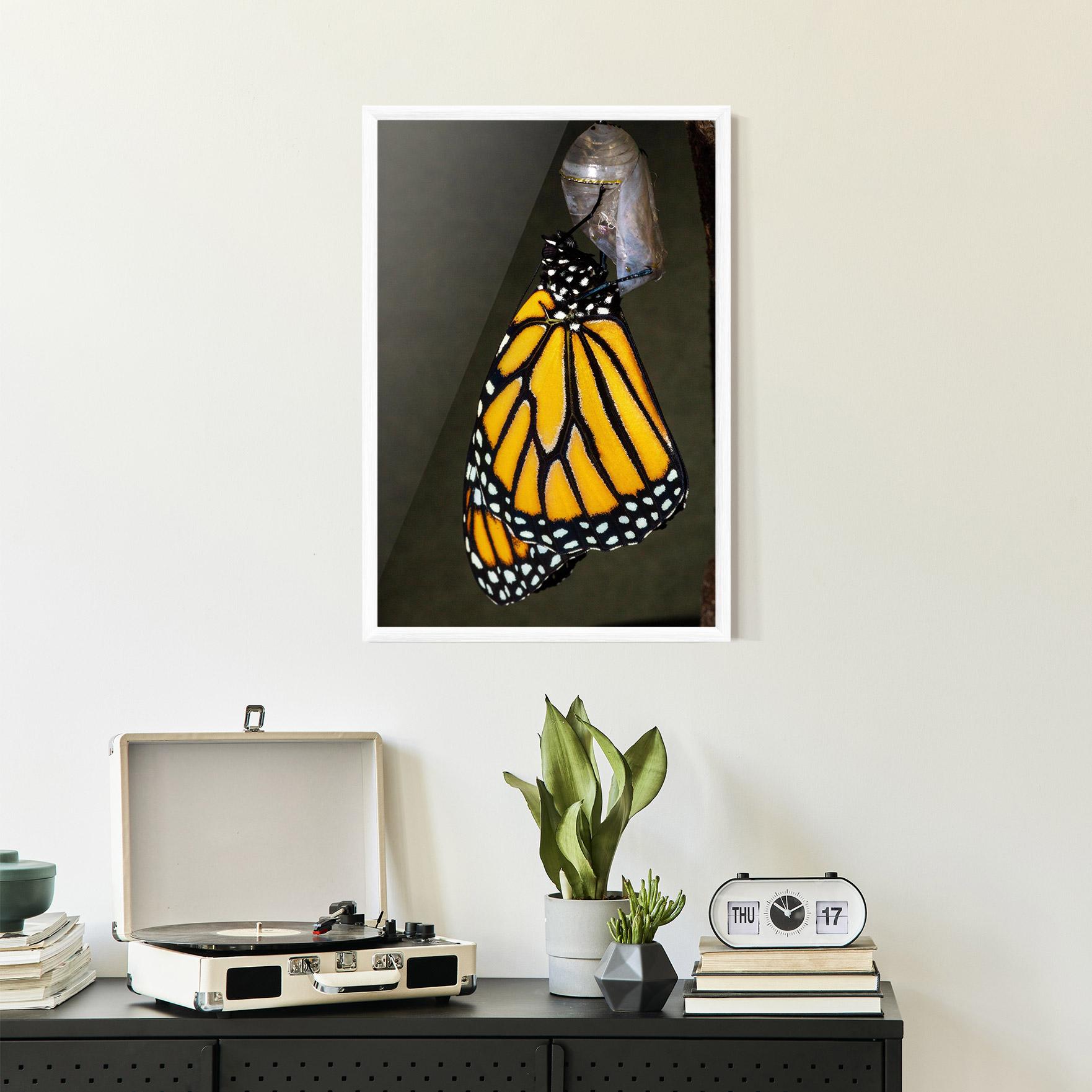 Рамкиран постер Dark Yellow Butterfly mockup 2
