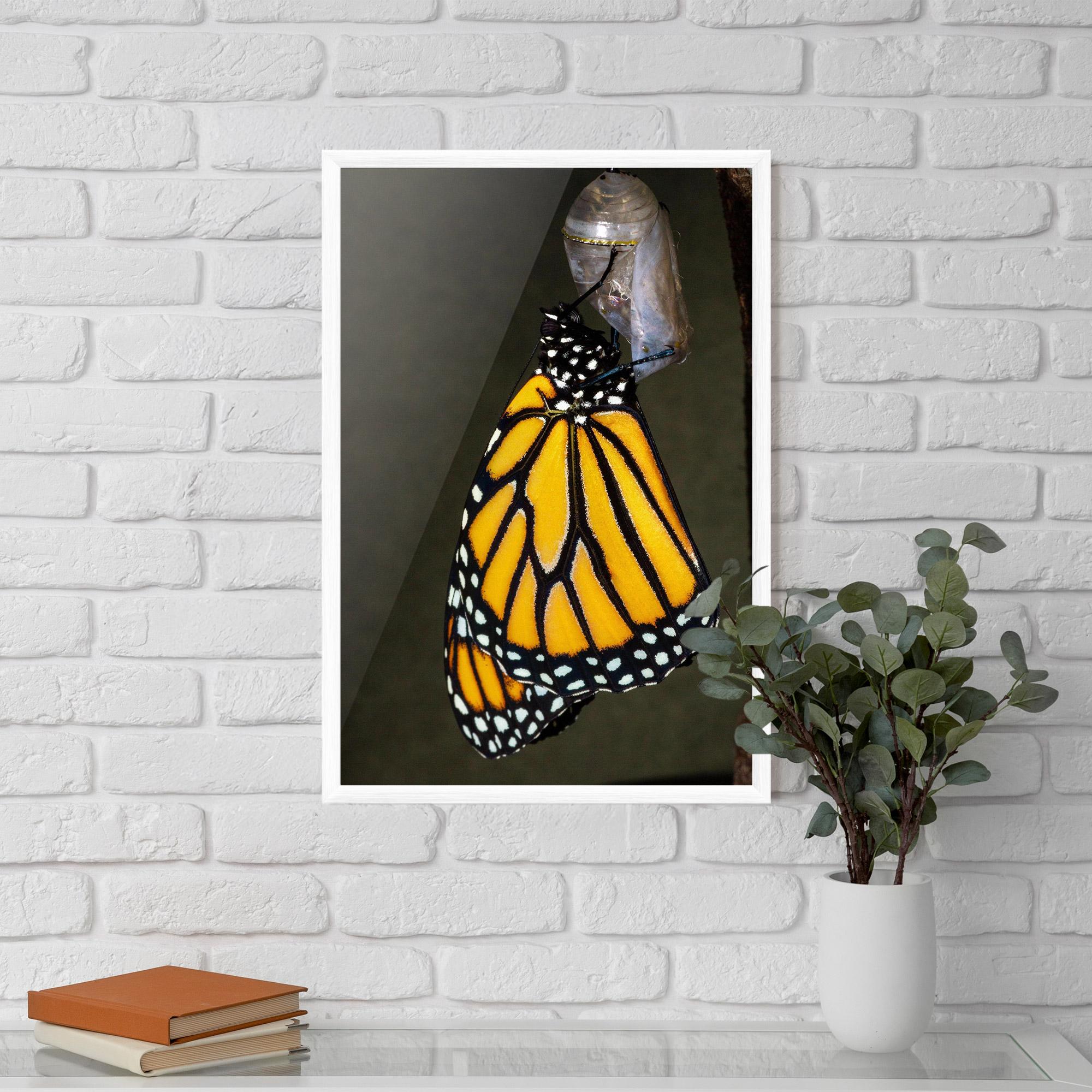 Рамкиран постер Dark Yellow Butterfly mockup 5