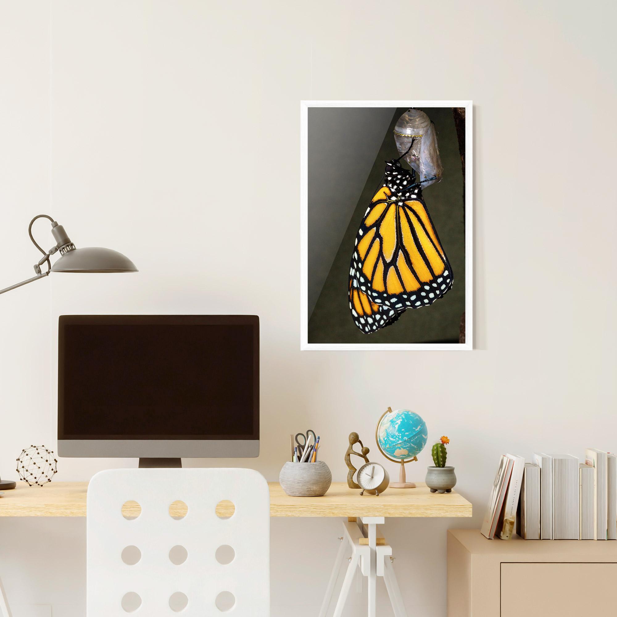 Рамкиран постер Dark Yellow Butterfly mockup 6